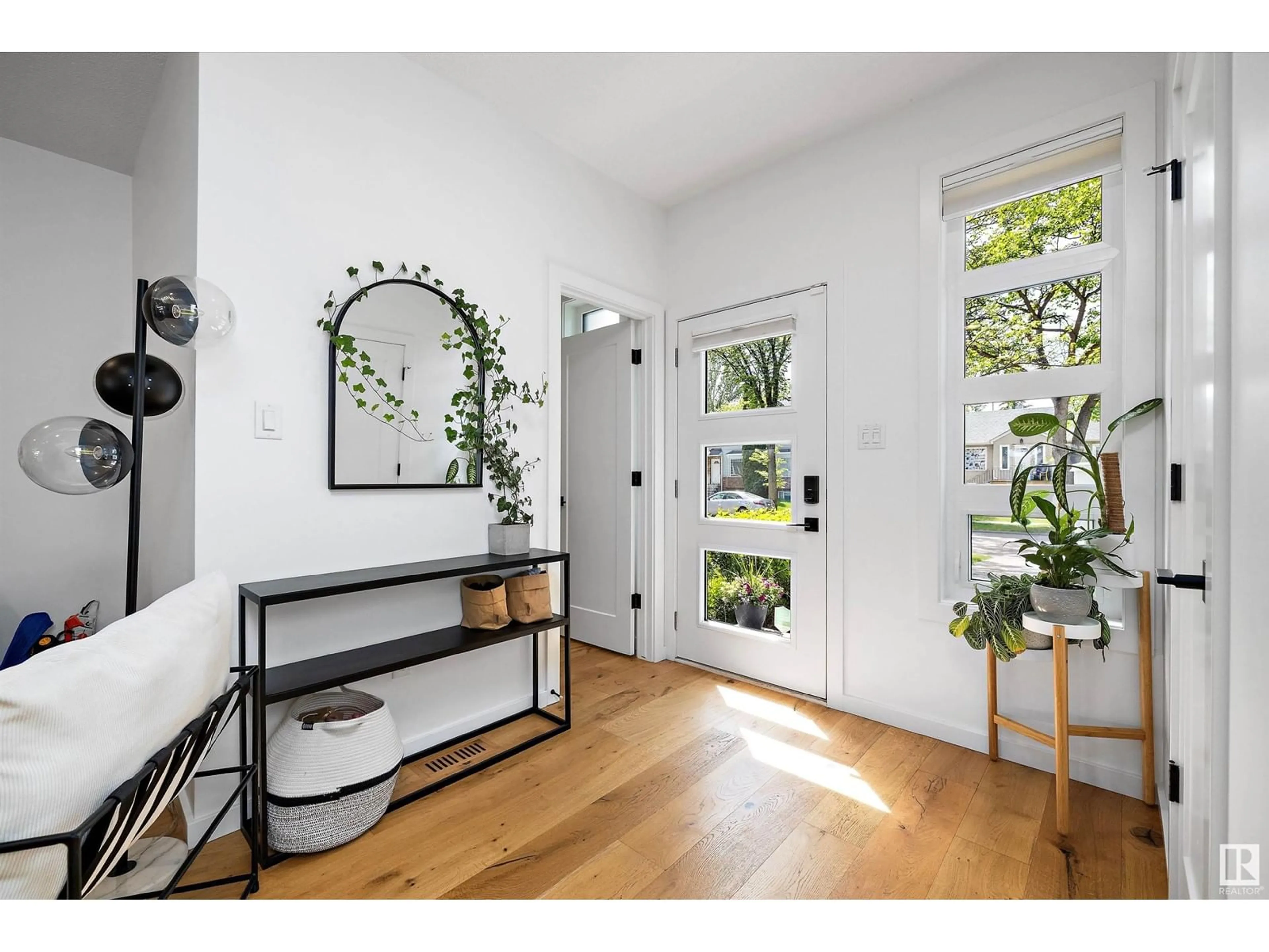 Indoor entryway for NW - 11333 122 ST, Edmonton Alberta T5M0B6