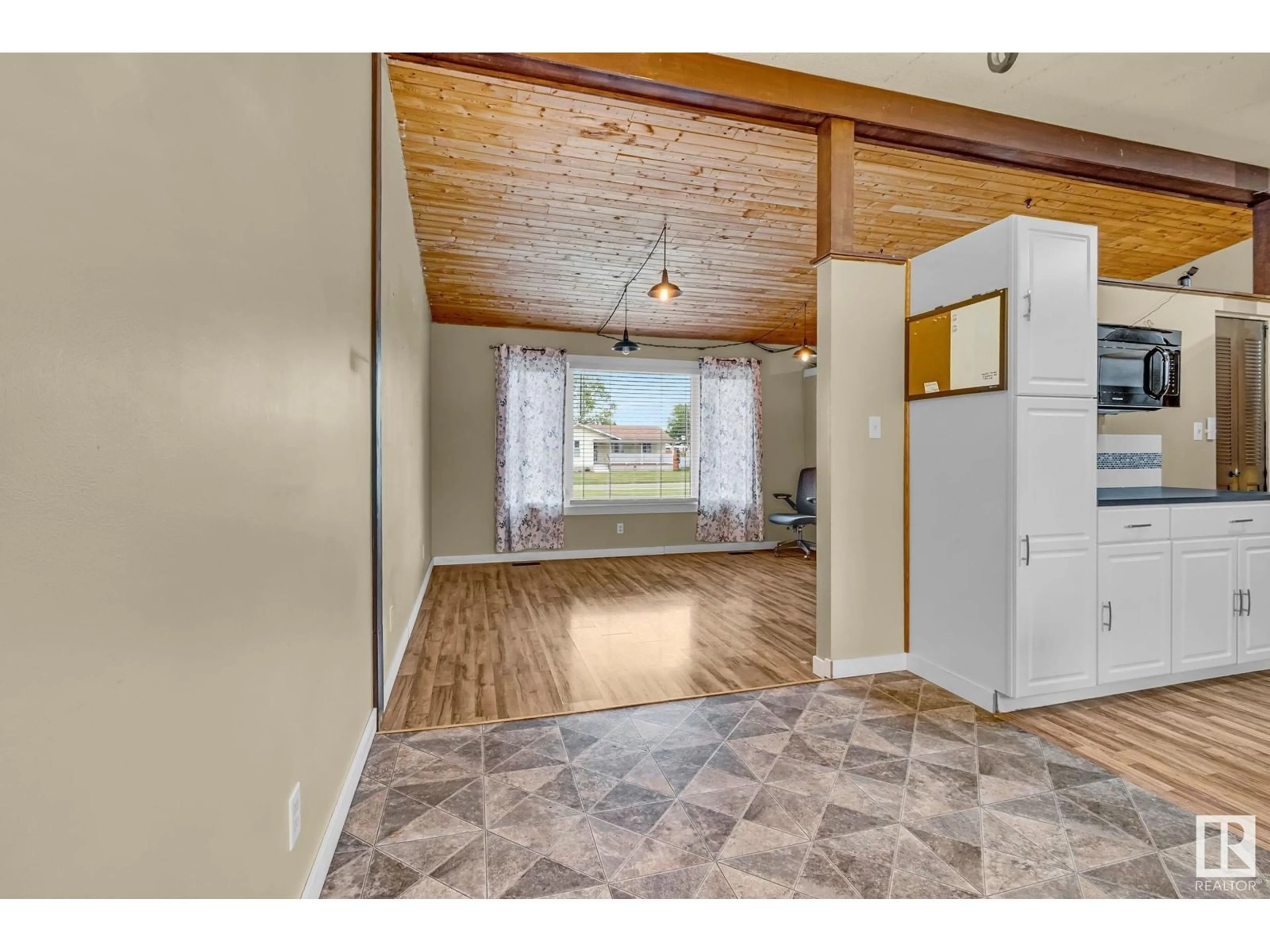 Indoor entryway for 4627 44 AV, Gibbons Alberta T0A1N0