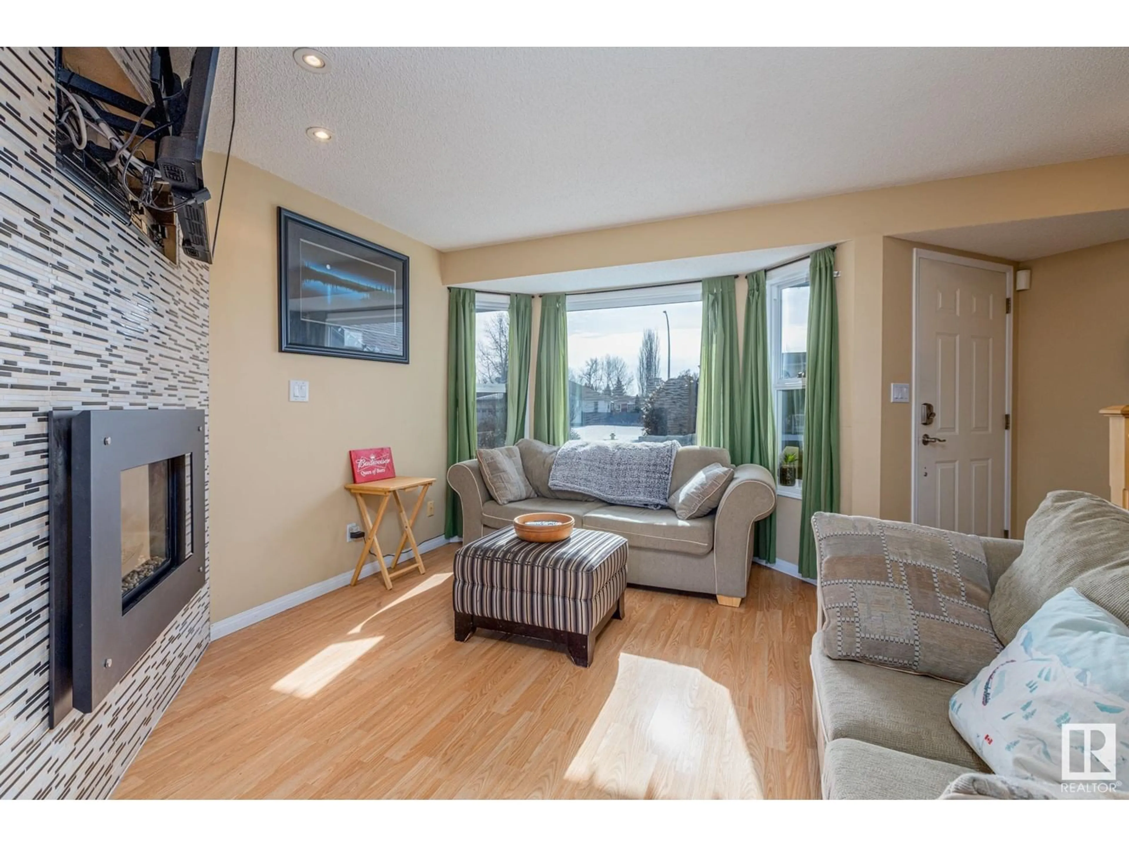Living room with furniture, wood/laminate floor for 24 ECHO AV, Cardiff Alberta T8R1P2