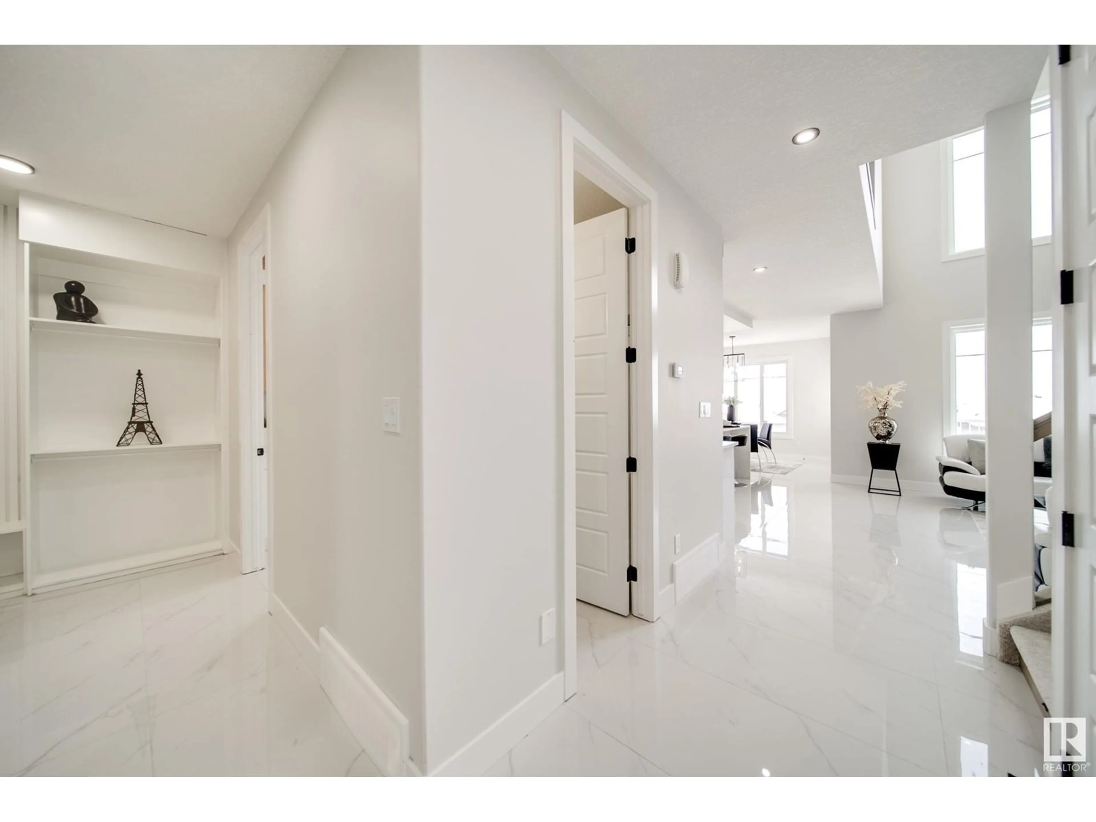 Indoor foyer for 17039 45 ST, Edmonton Alberta T5Y4C9