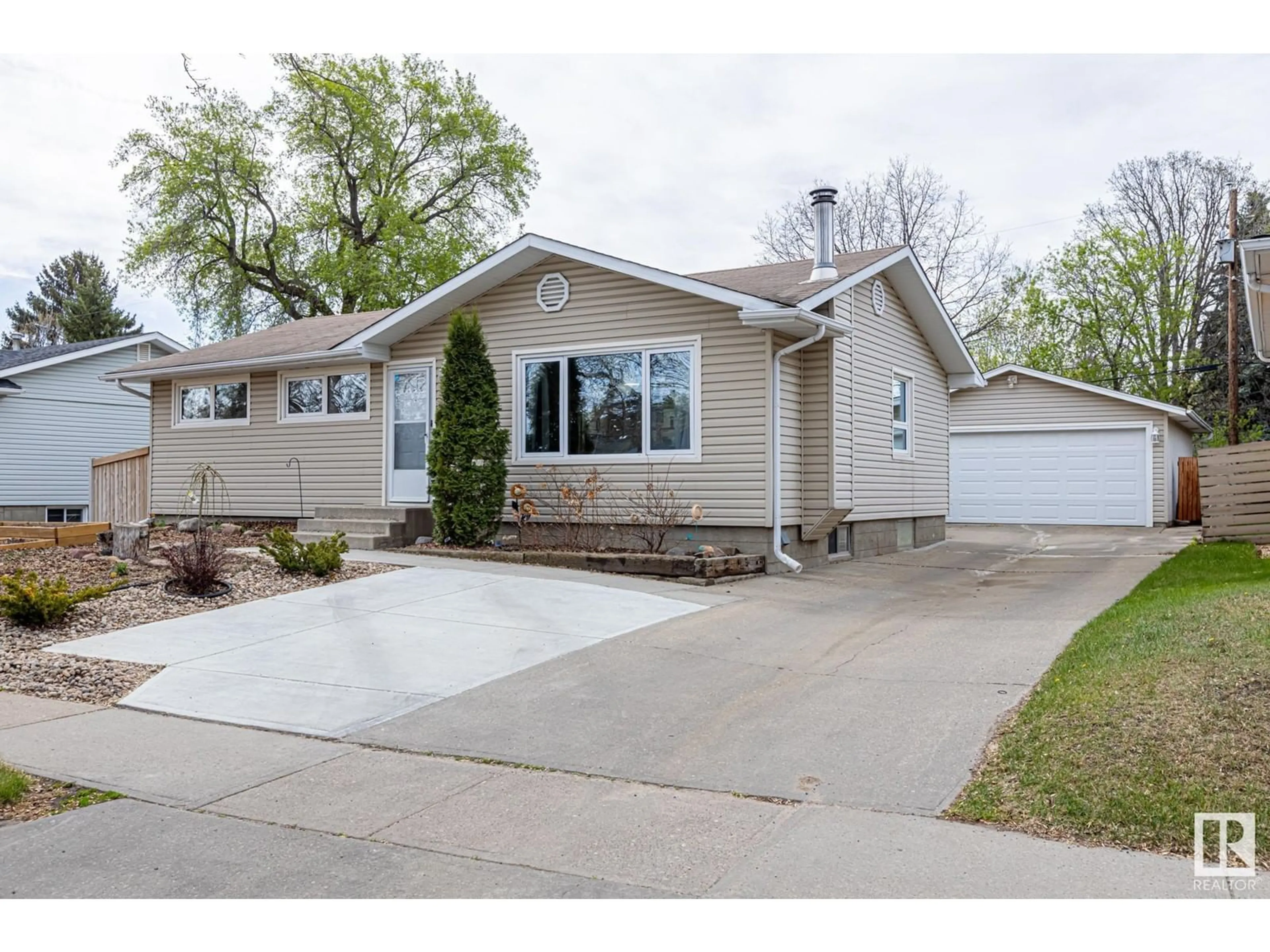 Home with vinyl exterior material, street for 15 GRANITE AV, St. Albert Alberta T8N0V3