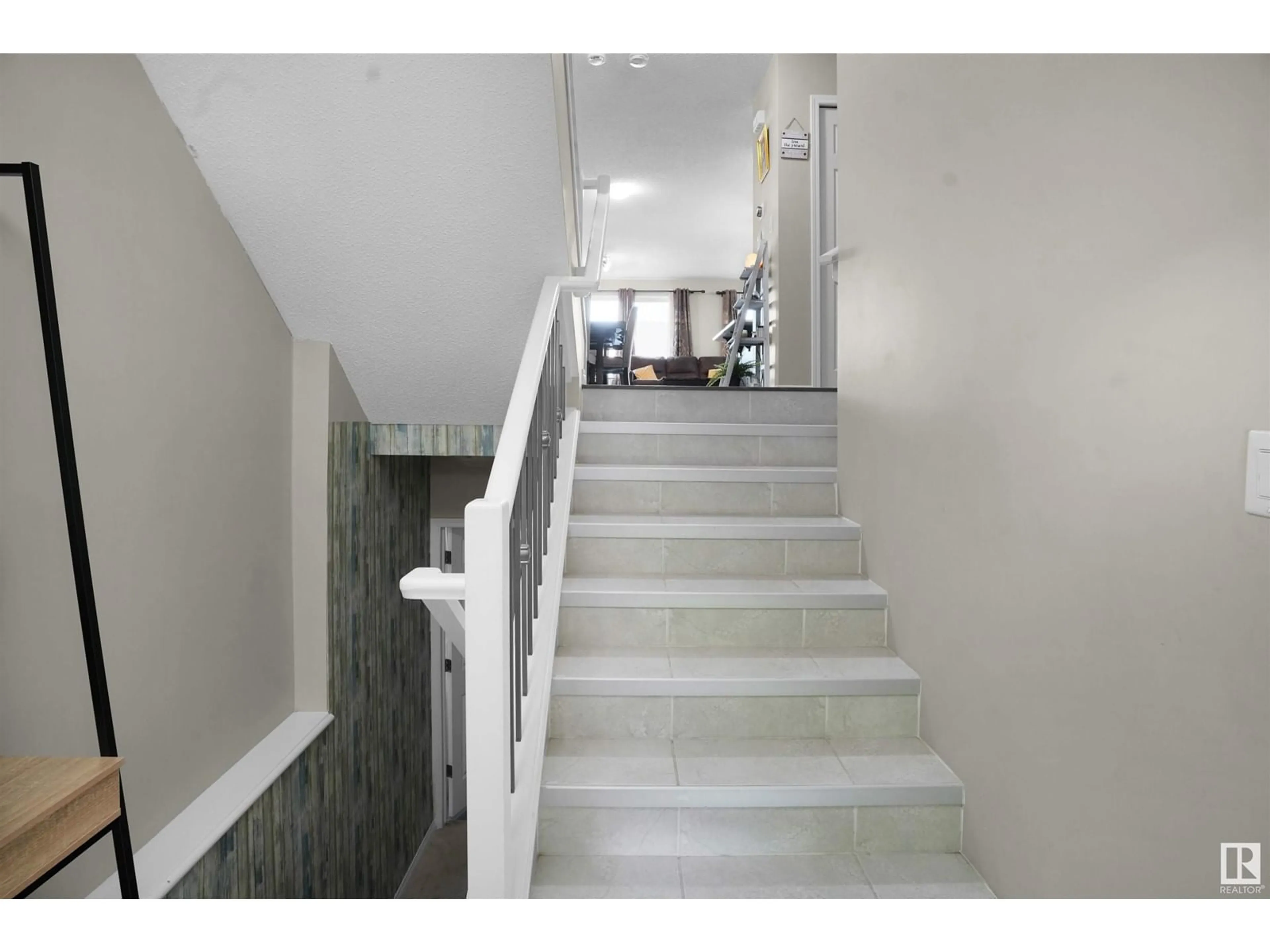 Indoor foyer for 1673 CHAPMAN WY, Edmonton Alberta T6W0Y5