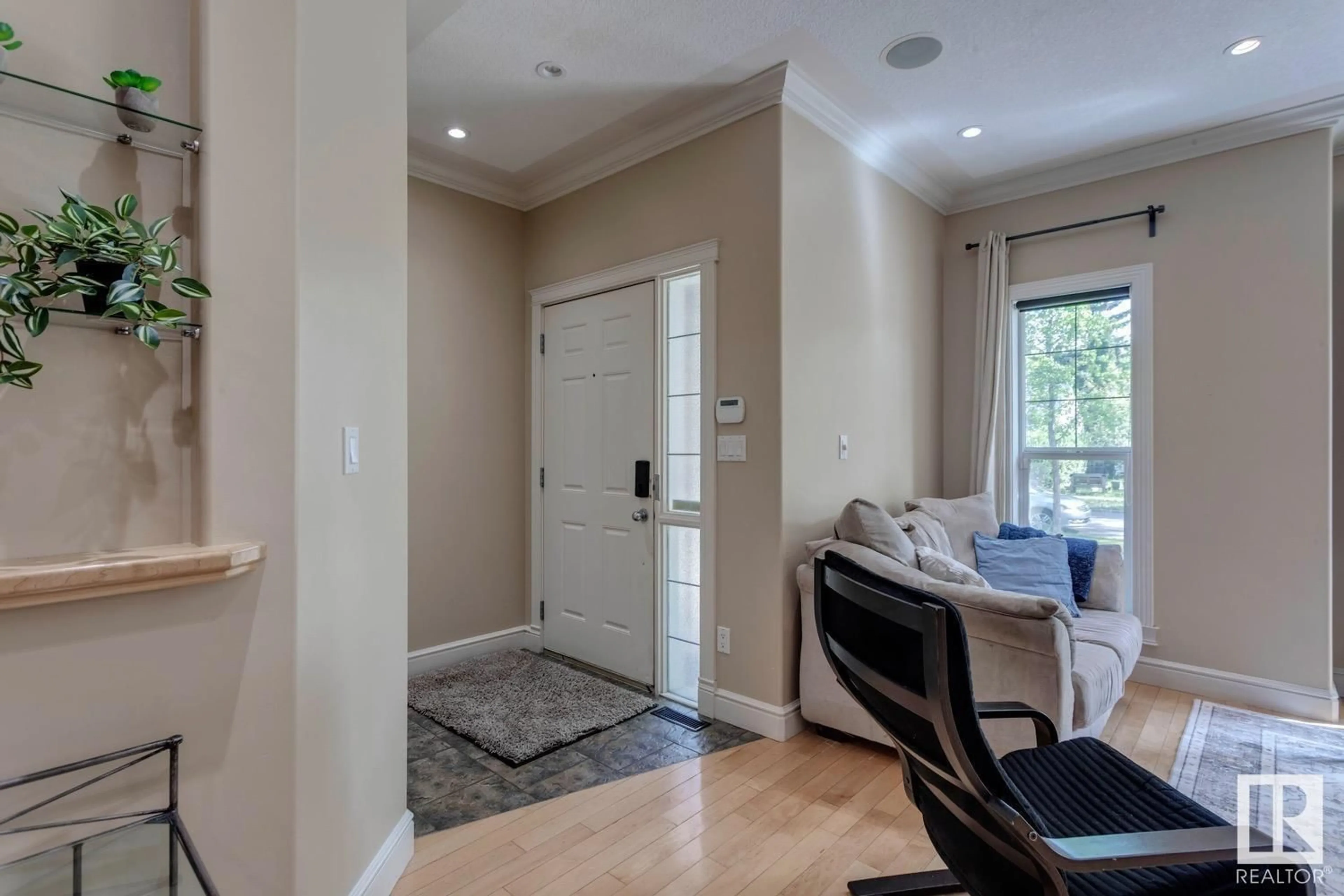 Indoor entryway for 10816 64 AV, Edmonton Alberta T6H1T2