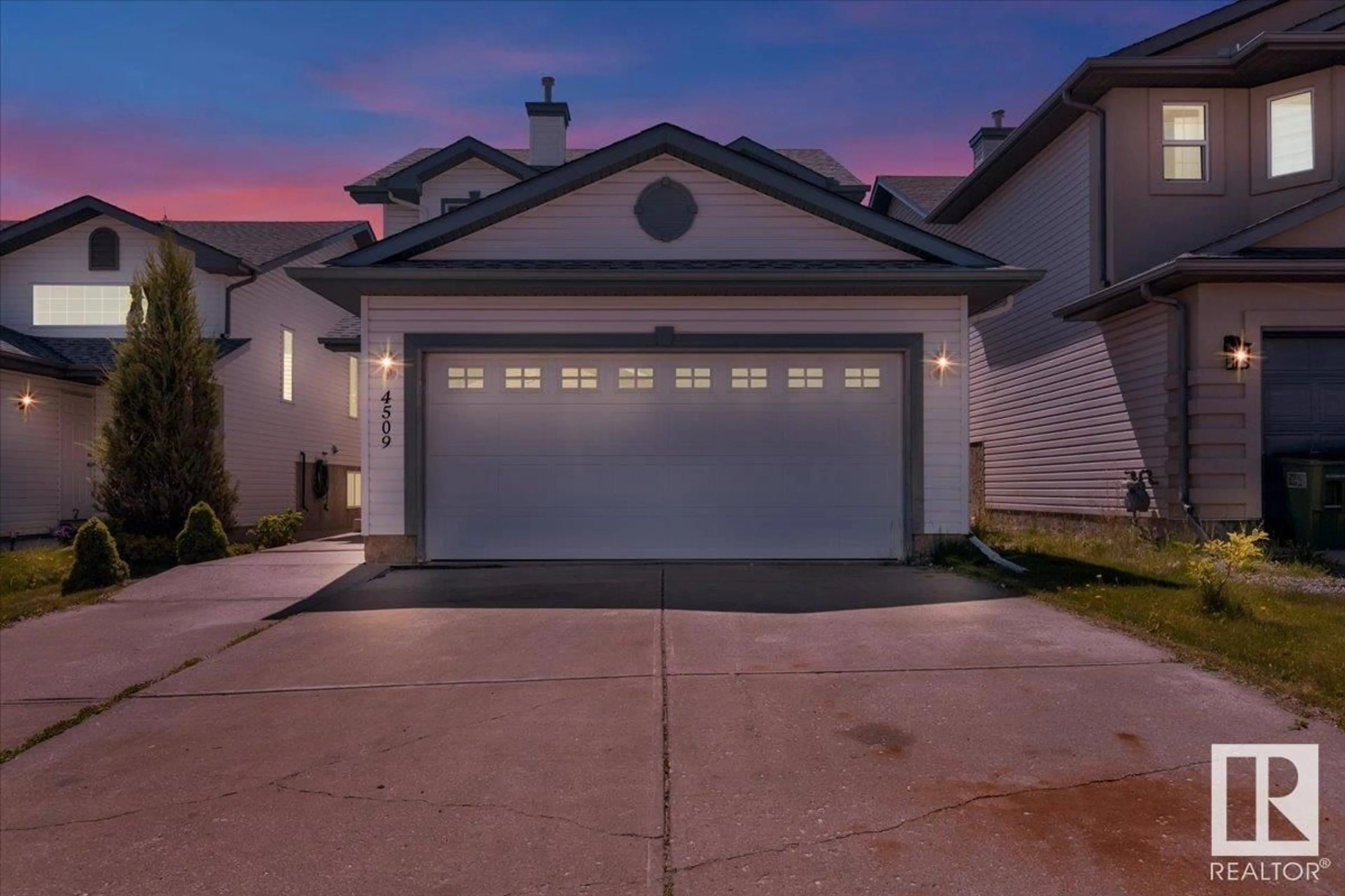 Indoor garage for NW - 4509 151 AV, Edmonton Alberta T5Y3B1