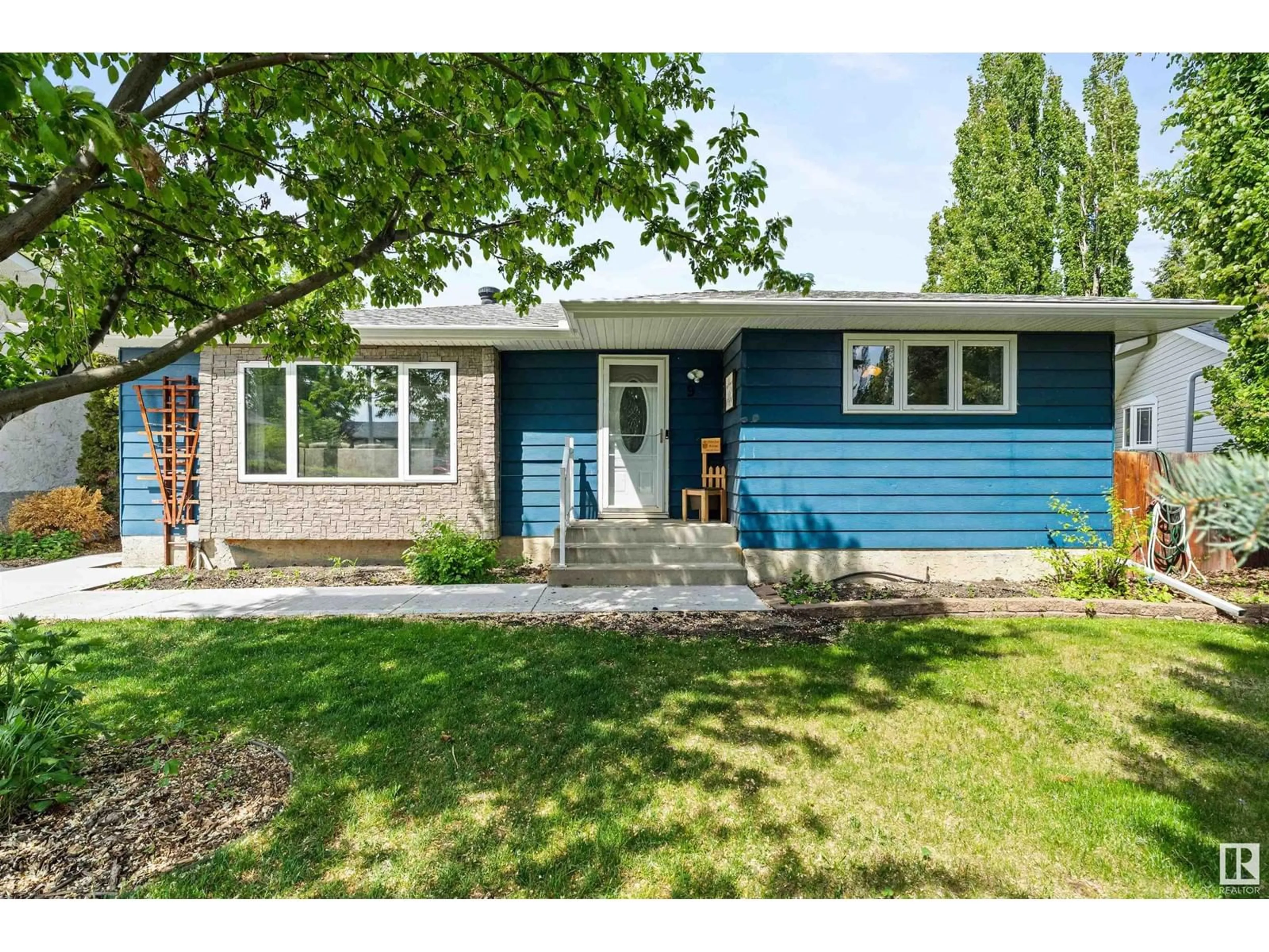 Home with vinyl exterior material, street for 9 BLAIRMORE PL, Spruce Grove Alberta T7X1H1