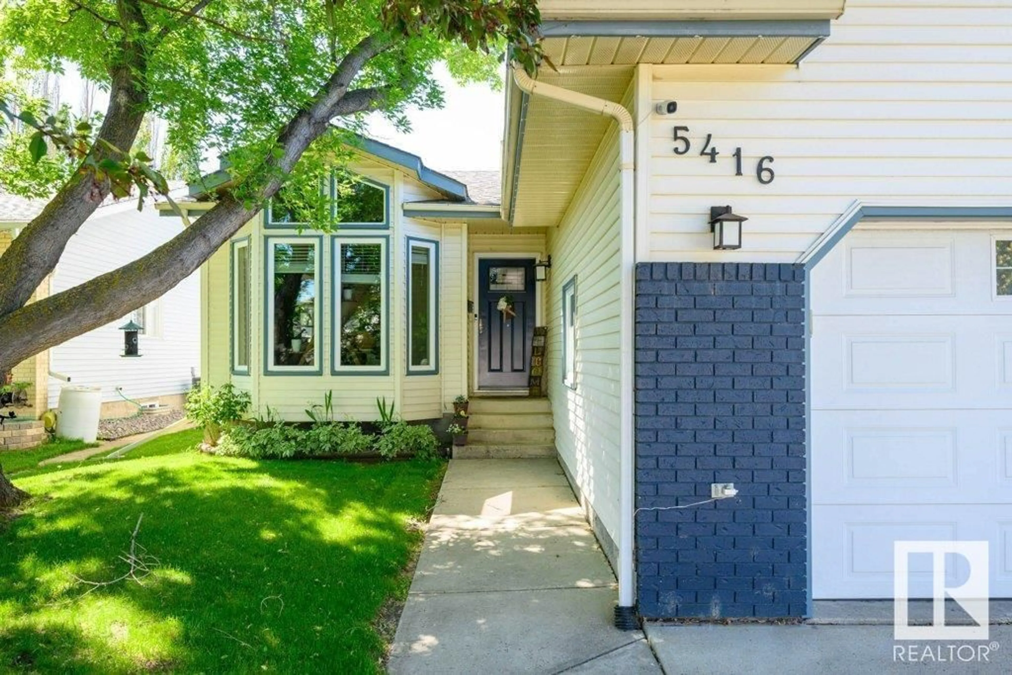 Home with vinyl exterior material, street for 5416 46 ST, Stony Plain Alberta T7Z1E5