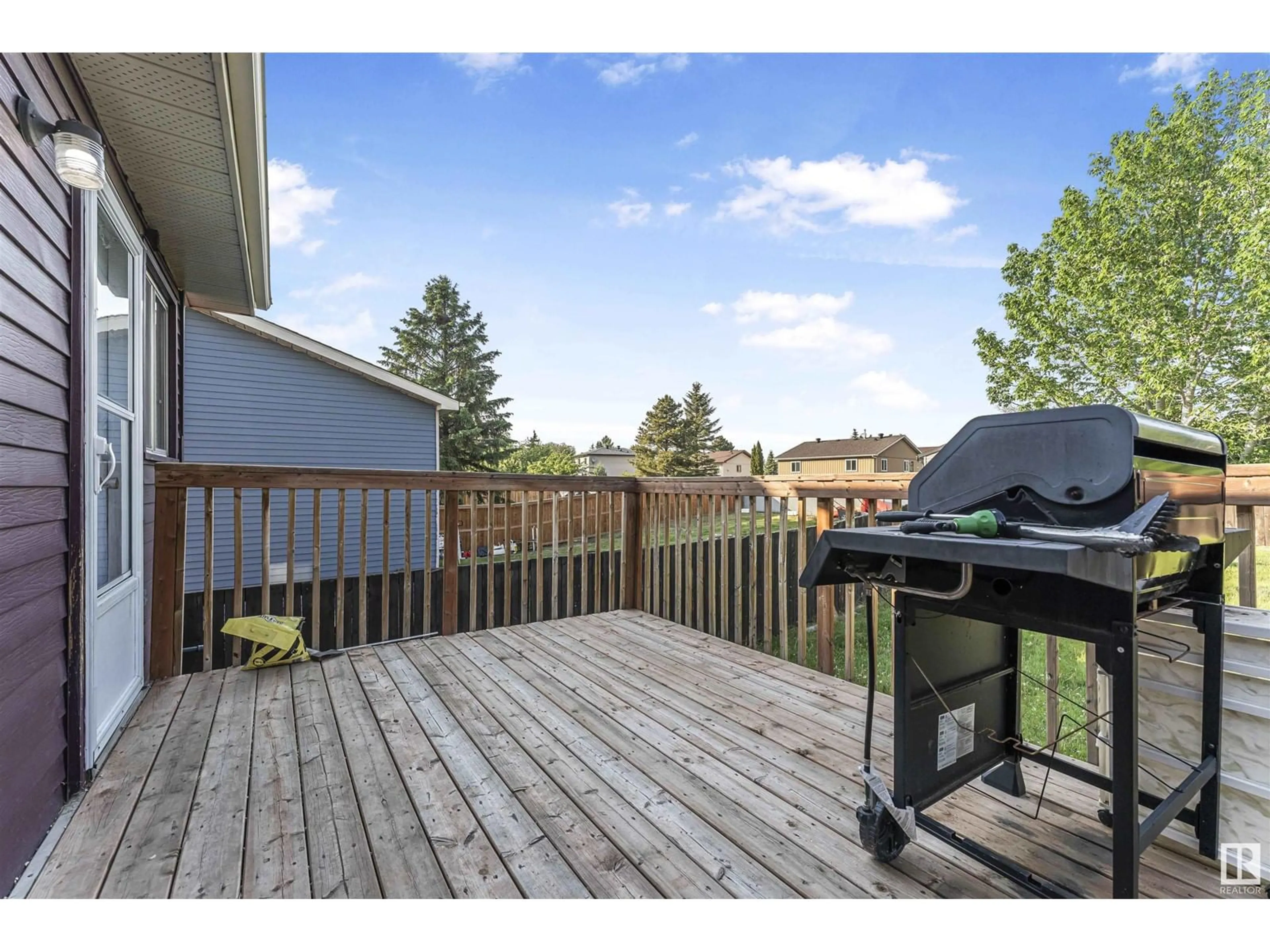 Patio, unknown for 4912 36 AV, Edmonton Alberta T6L3S5