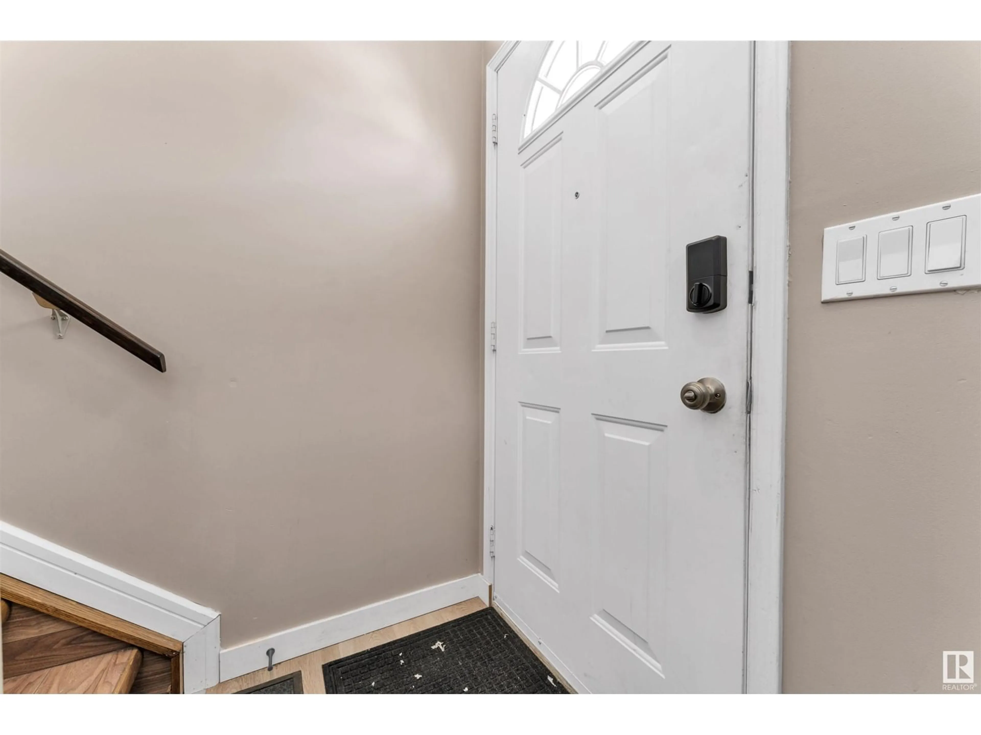 Indoor entryway for 3552 12A AV, Edmonton Alberta T6L3L5