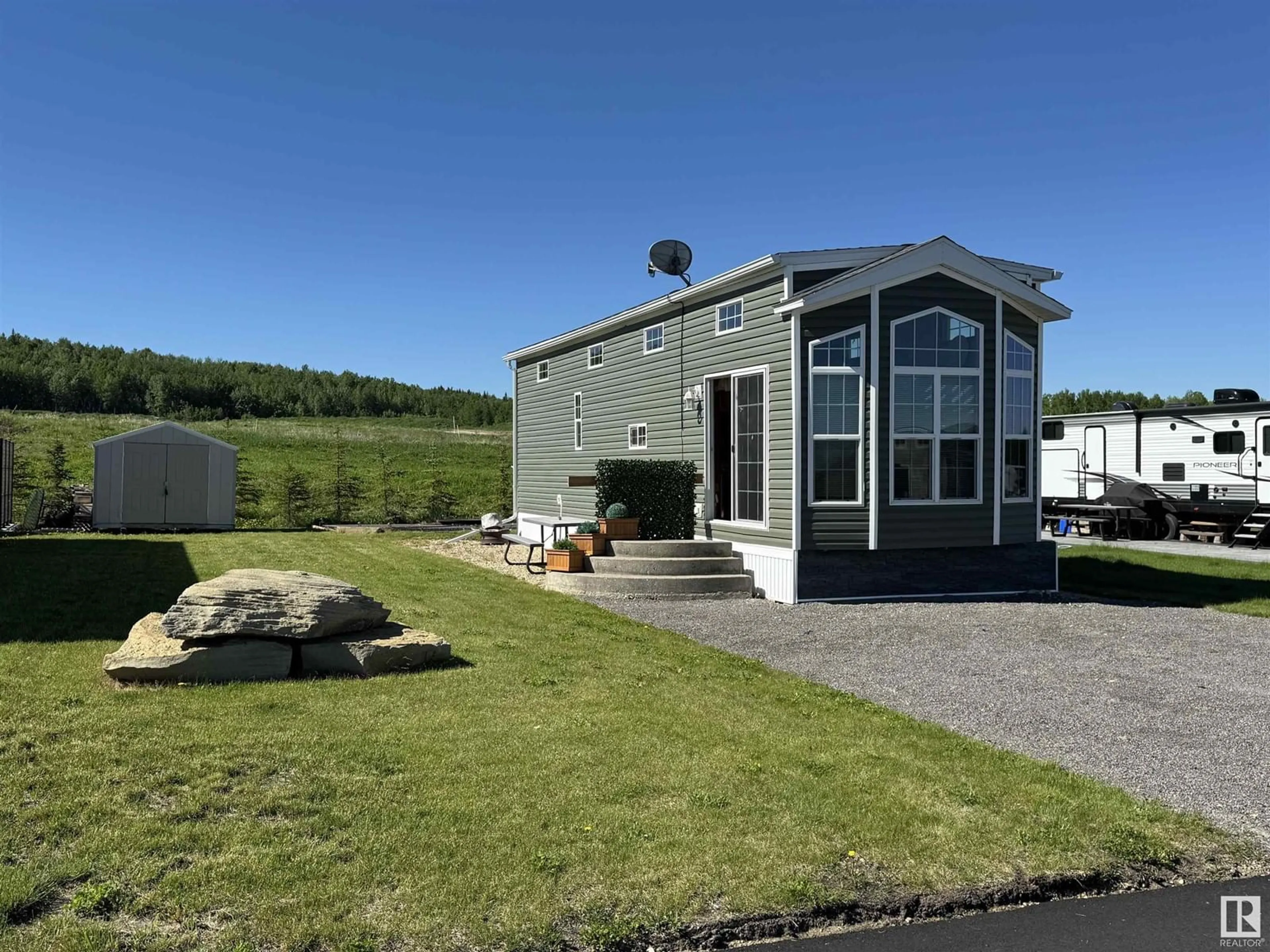 Home with vinyl exterior material, water/lake/river/ocean view for 53126 - 550 RR 70, Rural Parkland County Alberta T0E0S0