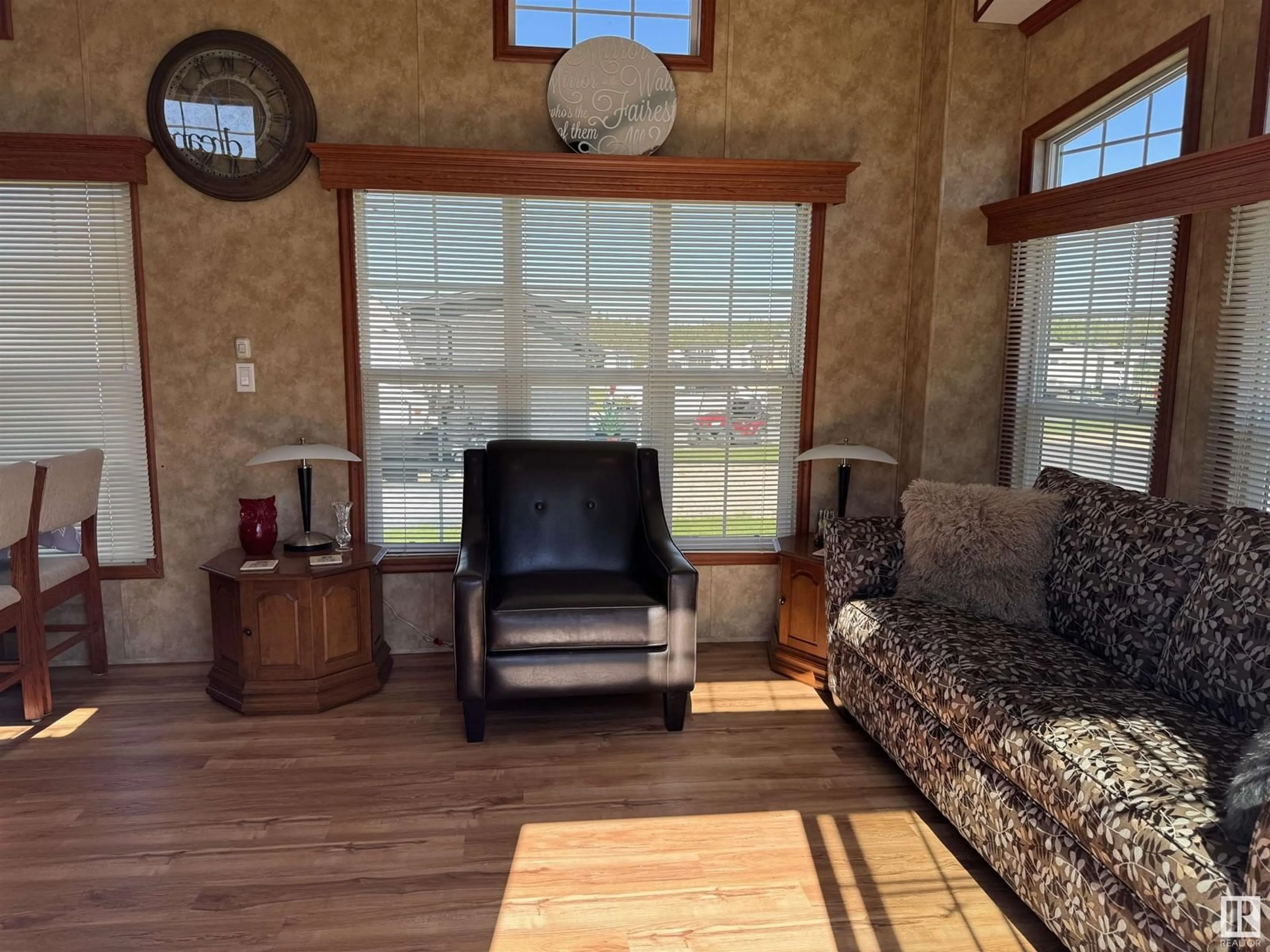 Living room with furniture, unknown for 53126 - 550 RR 70, Rural Parkland County Alberta T0E0S0
