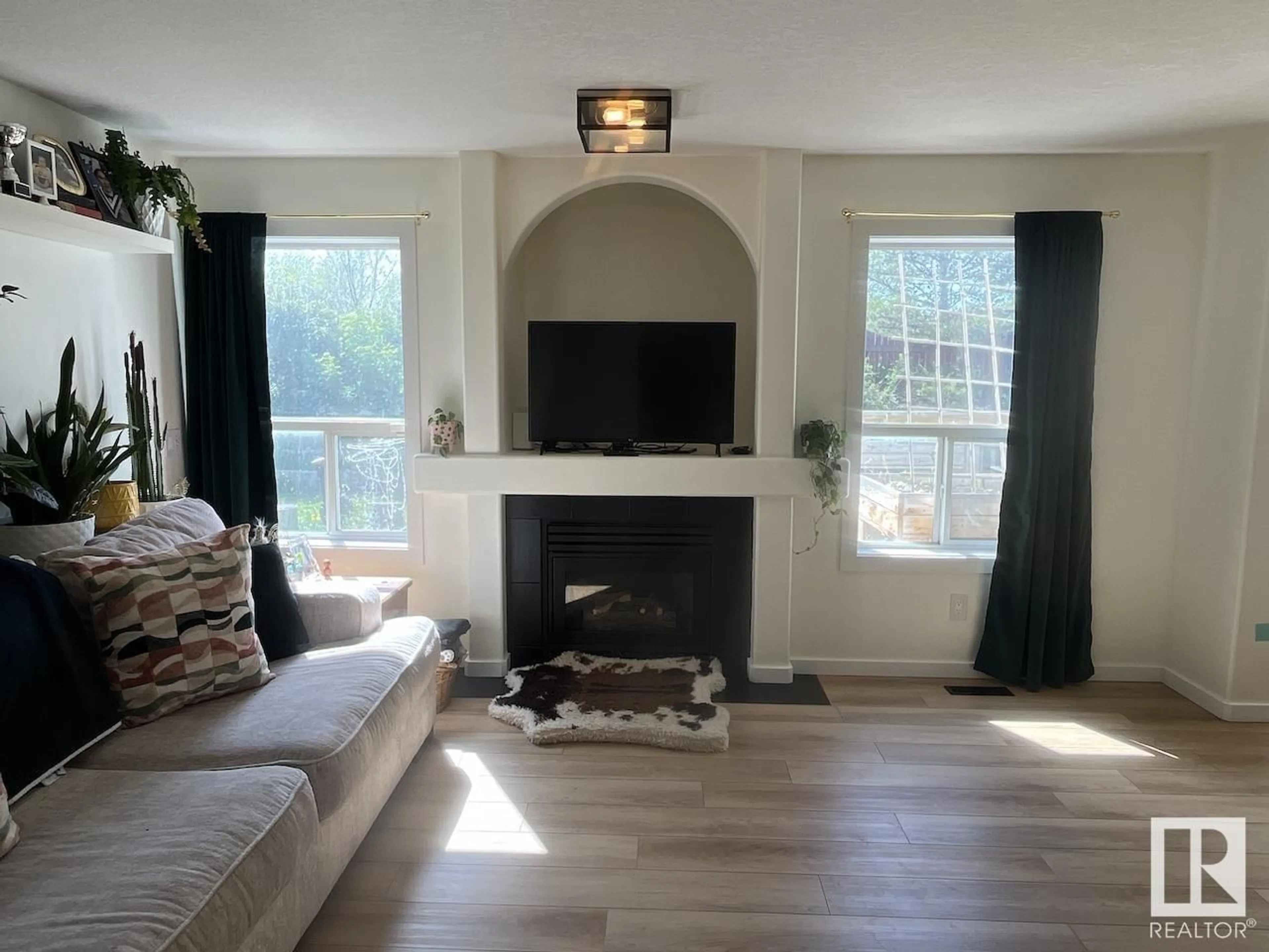 Living room with furniture, wood/laminate floor for 26 DARTMOUTH CR, St. Albert Alberta T8N6V8