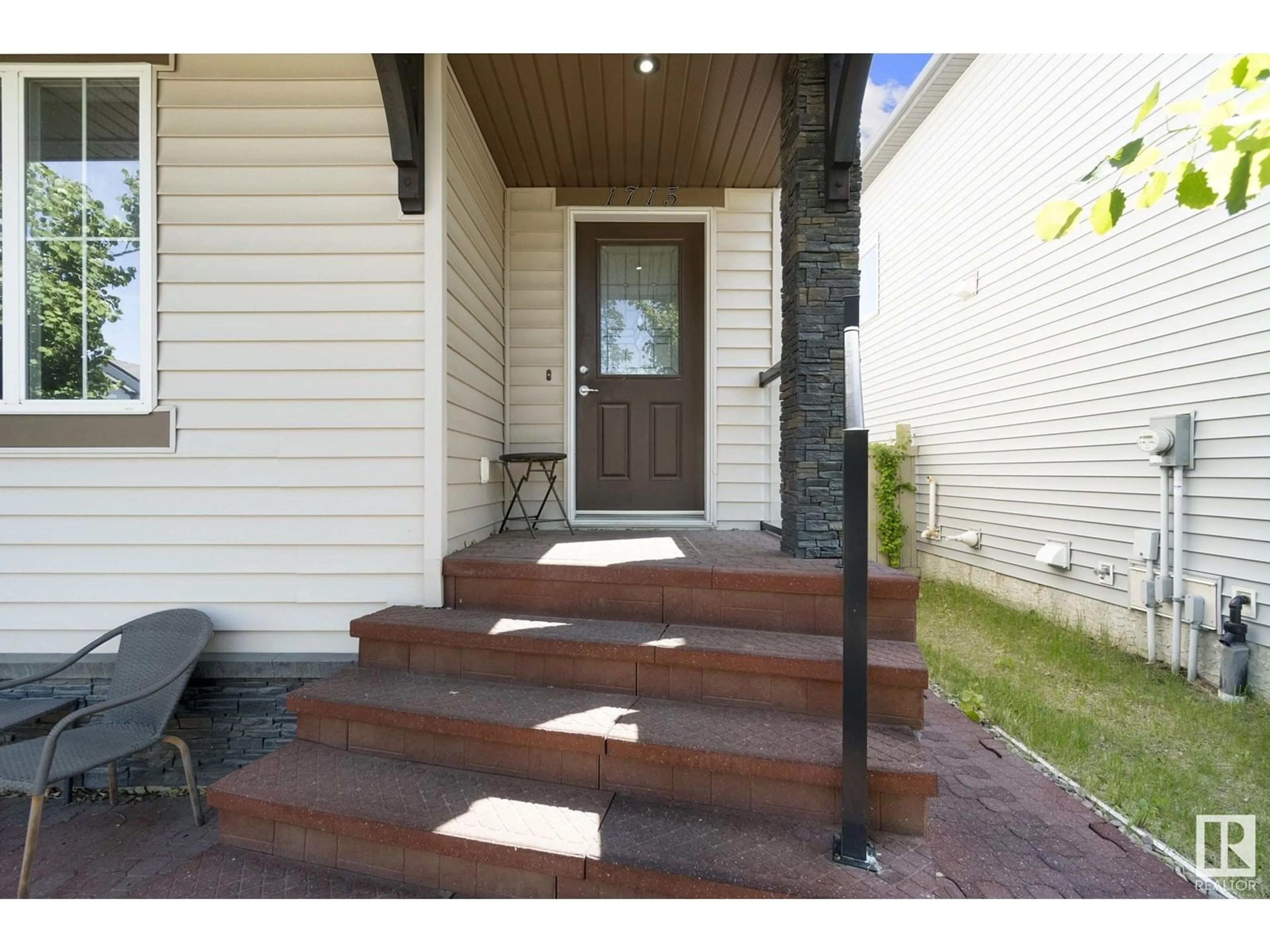 Indoor entryway for 1715 63 ST, Edmonton Alberta T6X0S2
