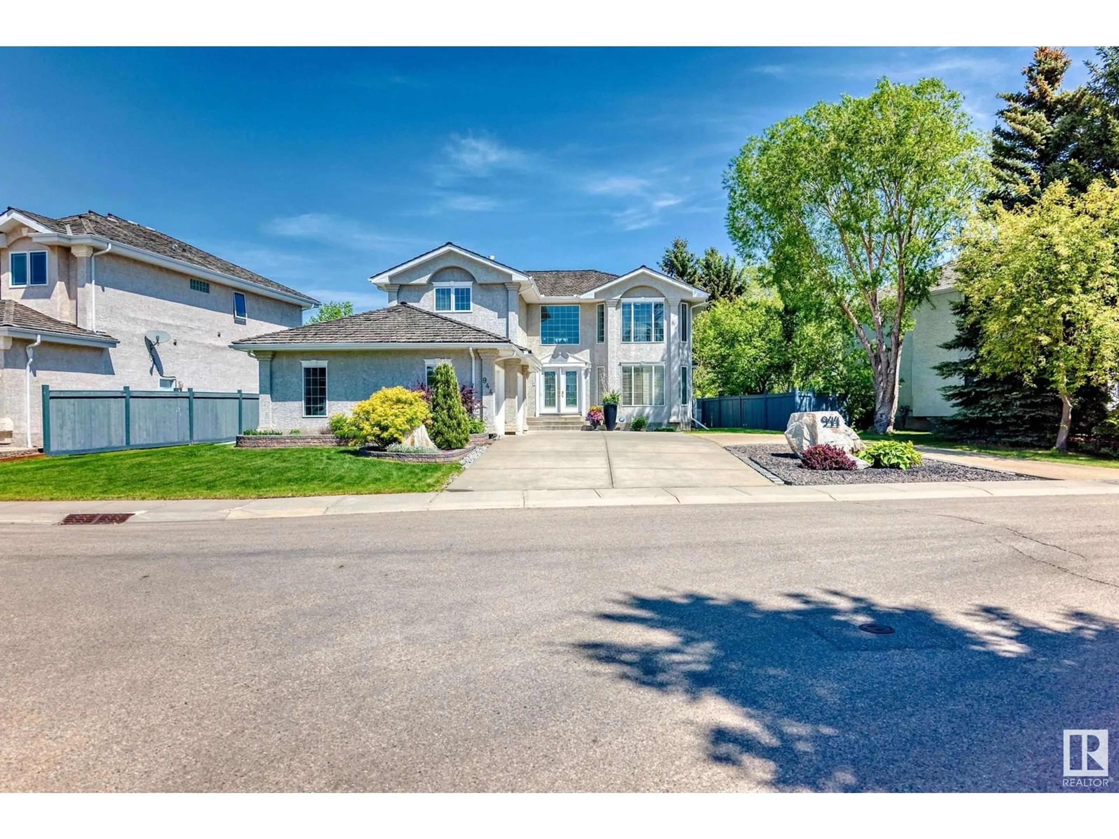 A pic from outside/outdoor area/front of a property/back of a property/a pic from drone, street for 944 WALLBRIDGE PL, Edmonton Alberta T6M2L7