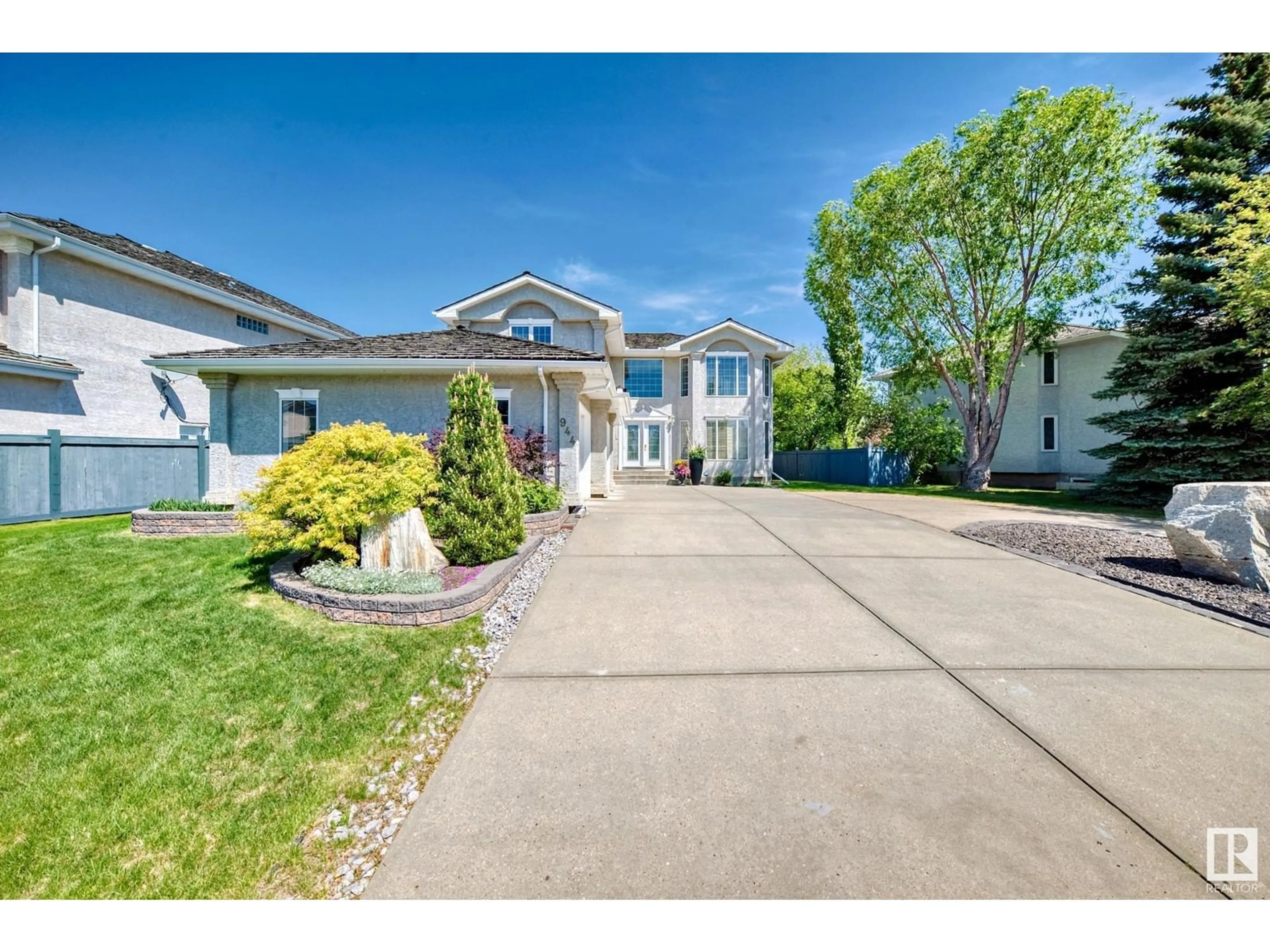 A pic from outside/outdoor area/front of a property/back of a property/a pic from drone, street for 944 WALLBRIDGE PL, Edmonton Alberta T6M2L7