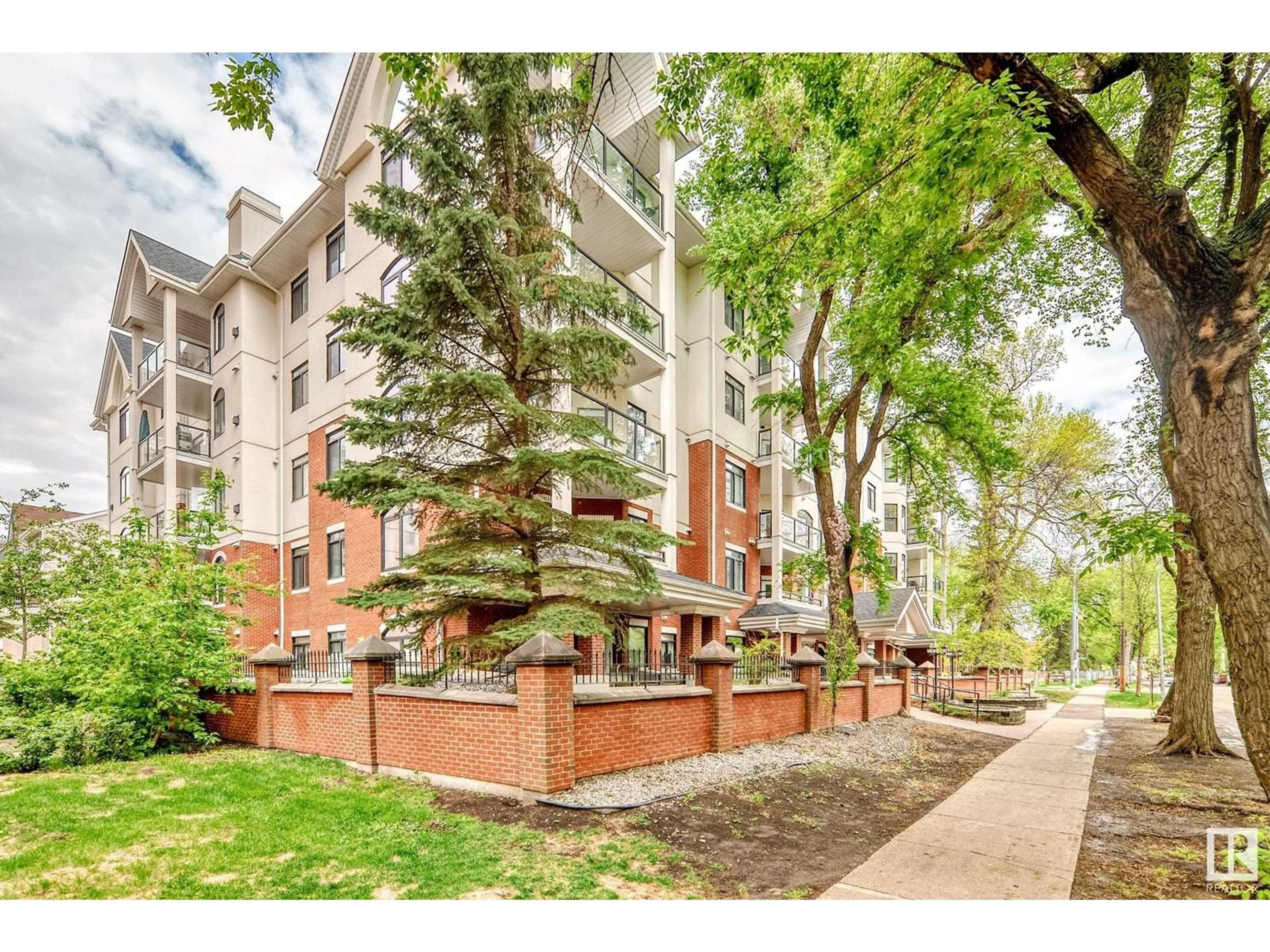 Patio, street for 105 - 10178 117 ST, Edmonton Alberta T5K2X9