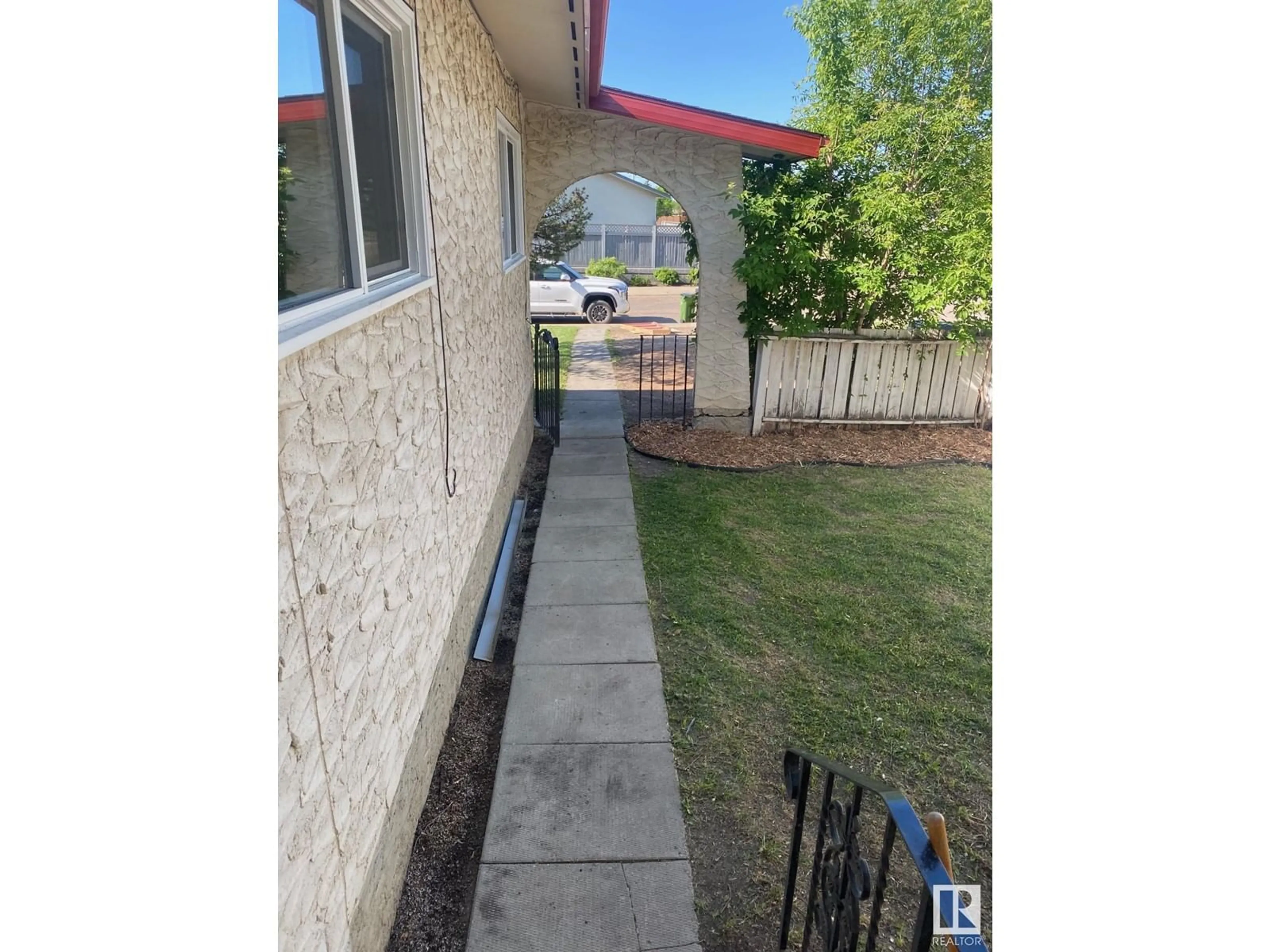 A pic from outside/outdoor area/front of a property/back of a property/a pic from drone, street for 11940 152B AV, Edmonton Alberta T5X1G4