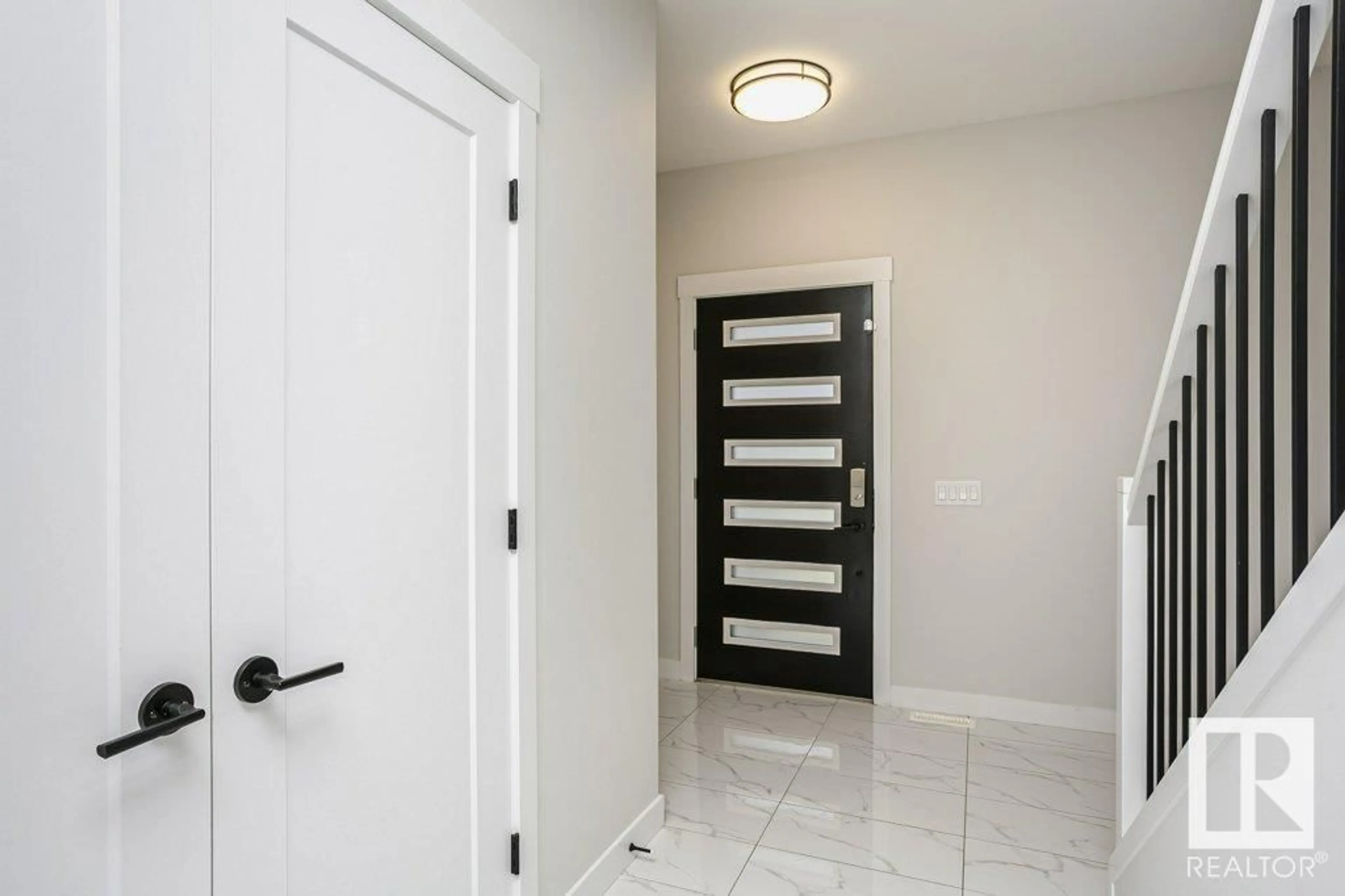 Indoor entryway for 730 KINGLET BV, Edmonton Alberta T5S0N9