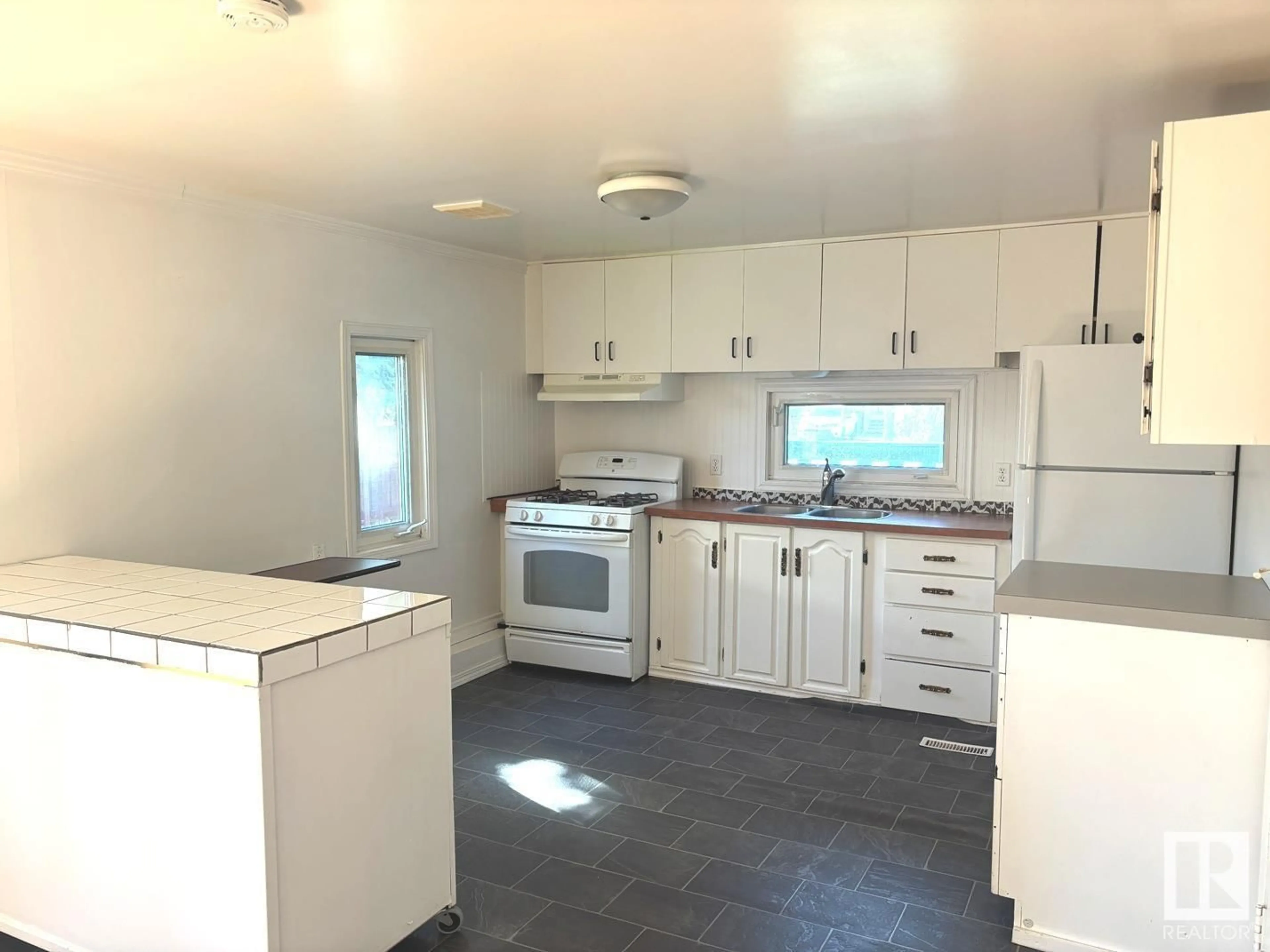 Standard kitchen, unknown for 205 MAPLE CRES, Breton Alberta T0C0P0