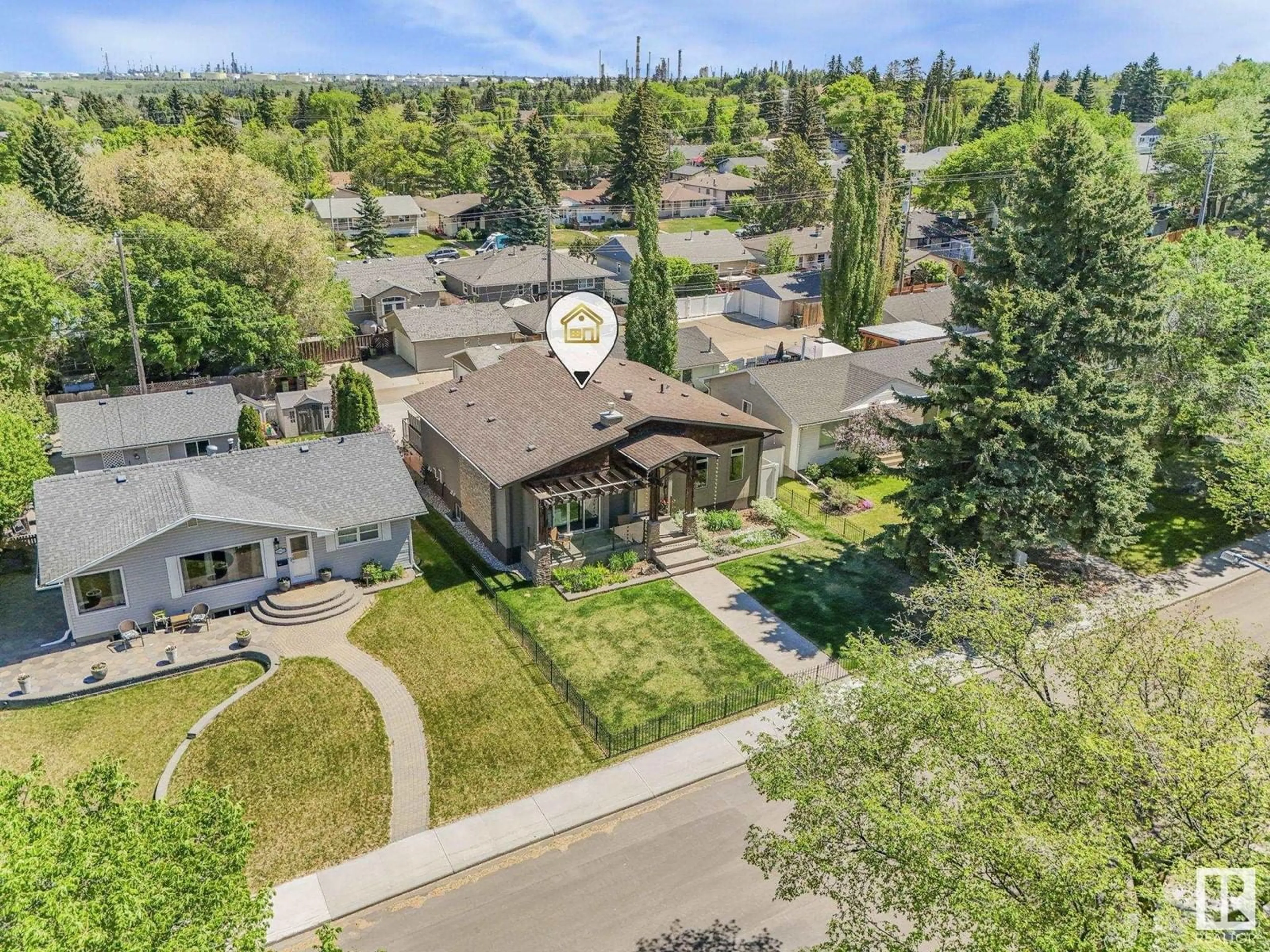 A pic from outside/outdoor area/front of a property/back of a property/a pic from drone, street for 10819 54 ST, Edmonton Alberta T6A2H8