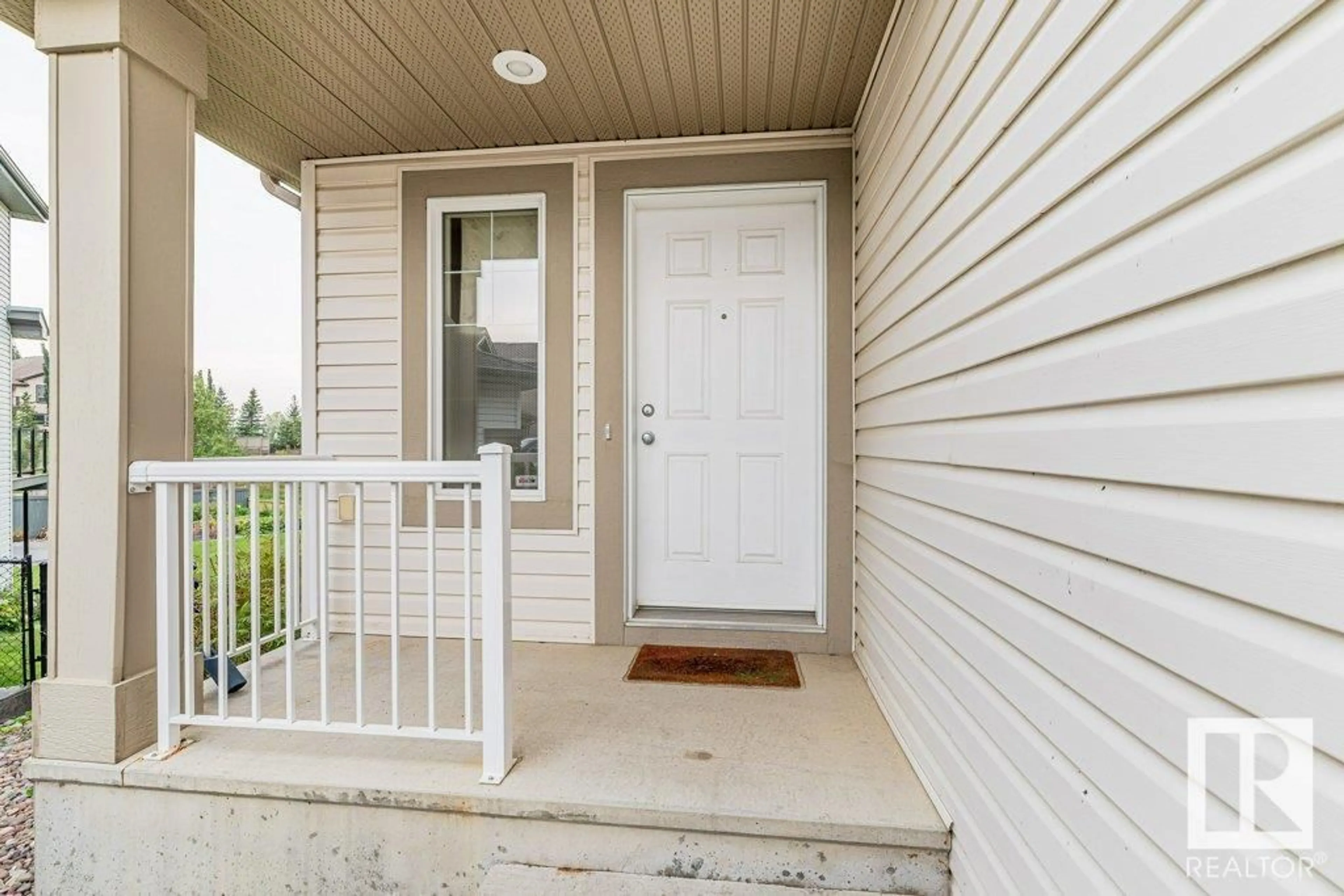 Indoor entryway for SW - 6227 5 AV, Edmonton Alberta T6X0E8