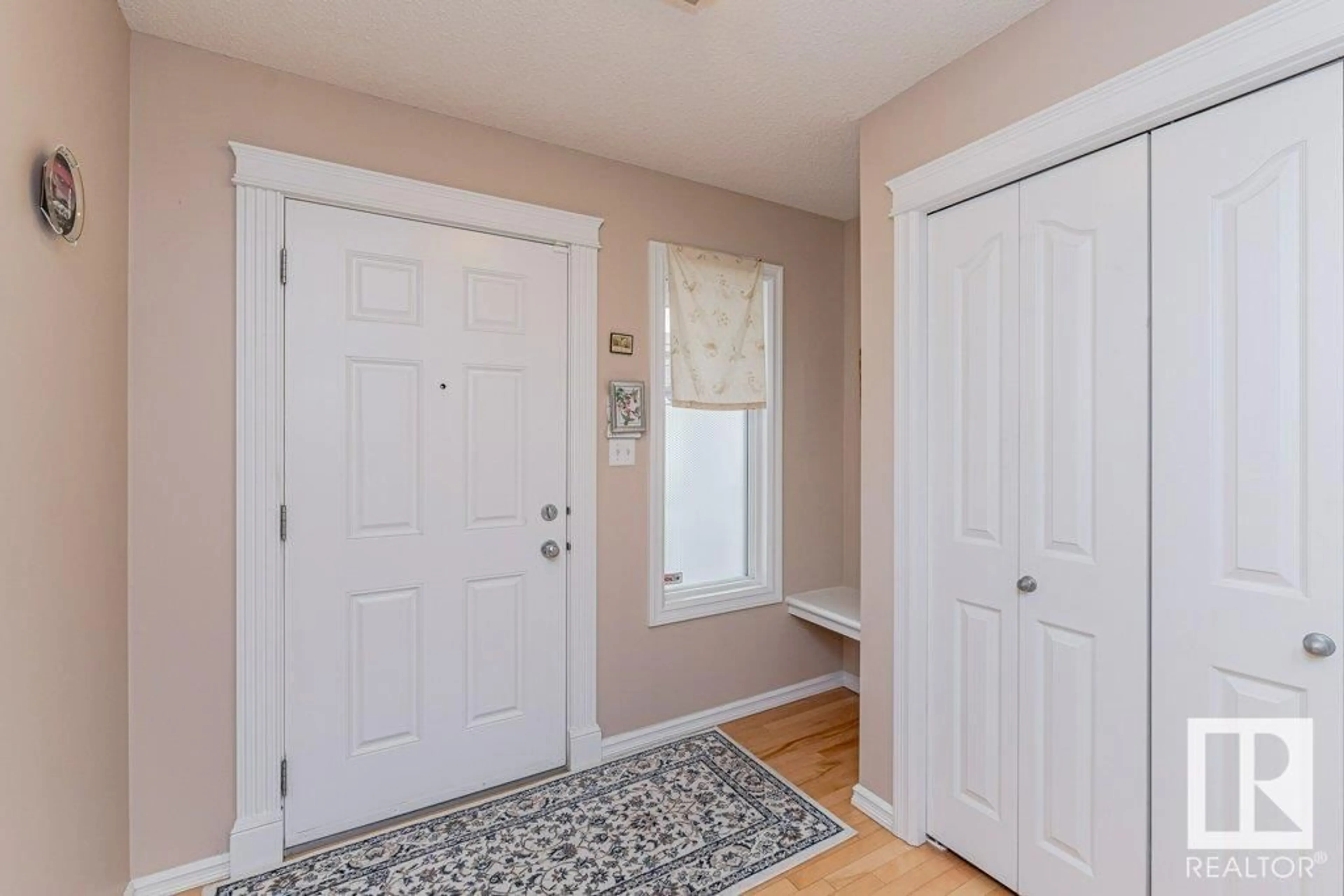 Indoor entryway for SW - 6227 5 AV, Edmonton Alberta T6X0E8