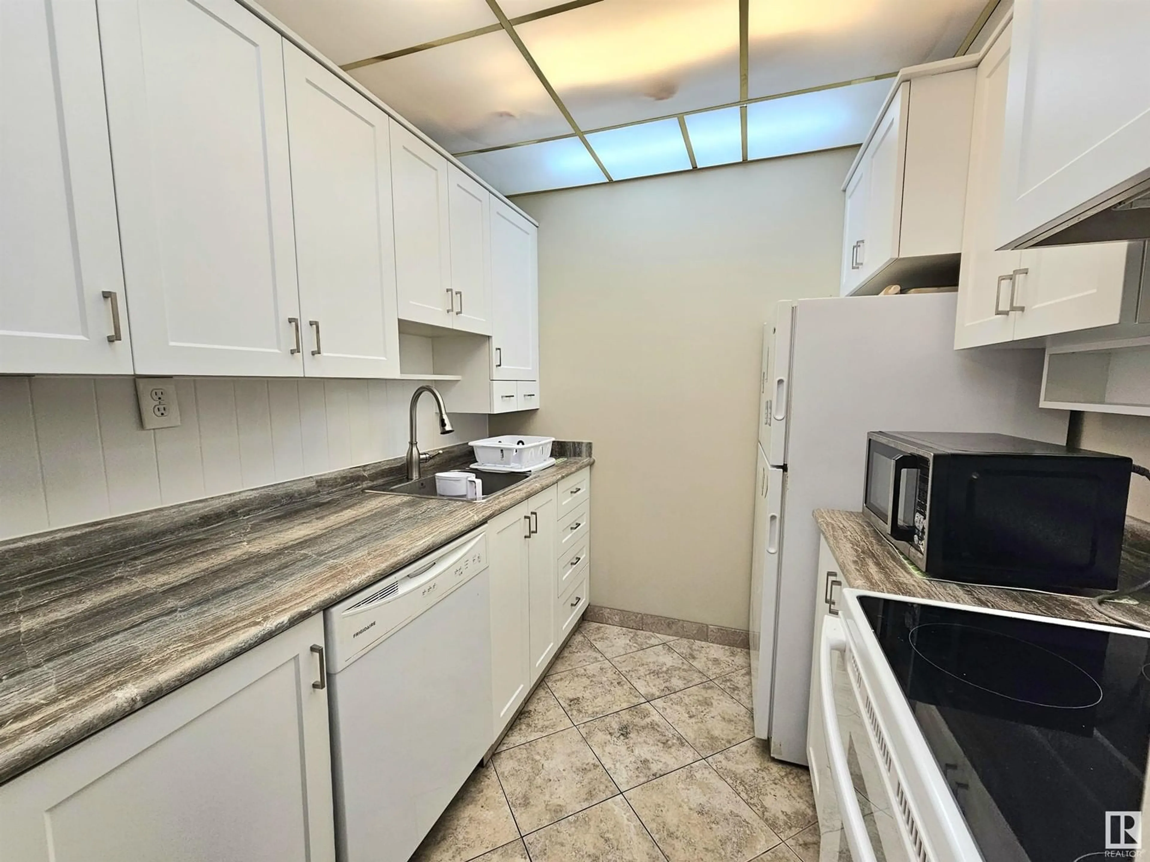 Standard kitchen, unknown for 905 - 10045 117 ST, Edmonton Alberta T5K1W8