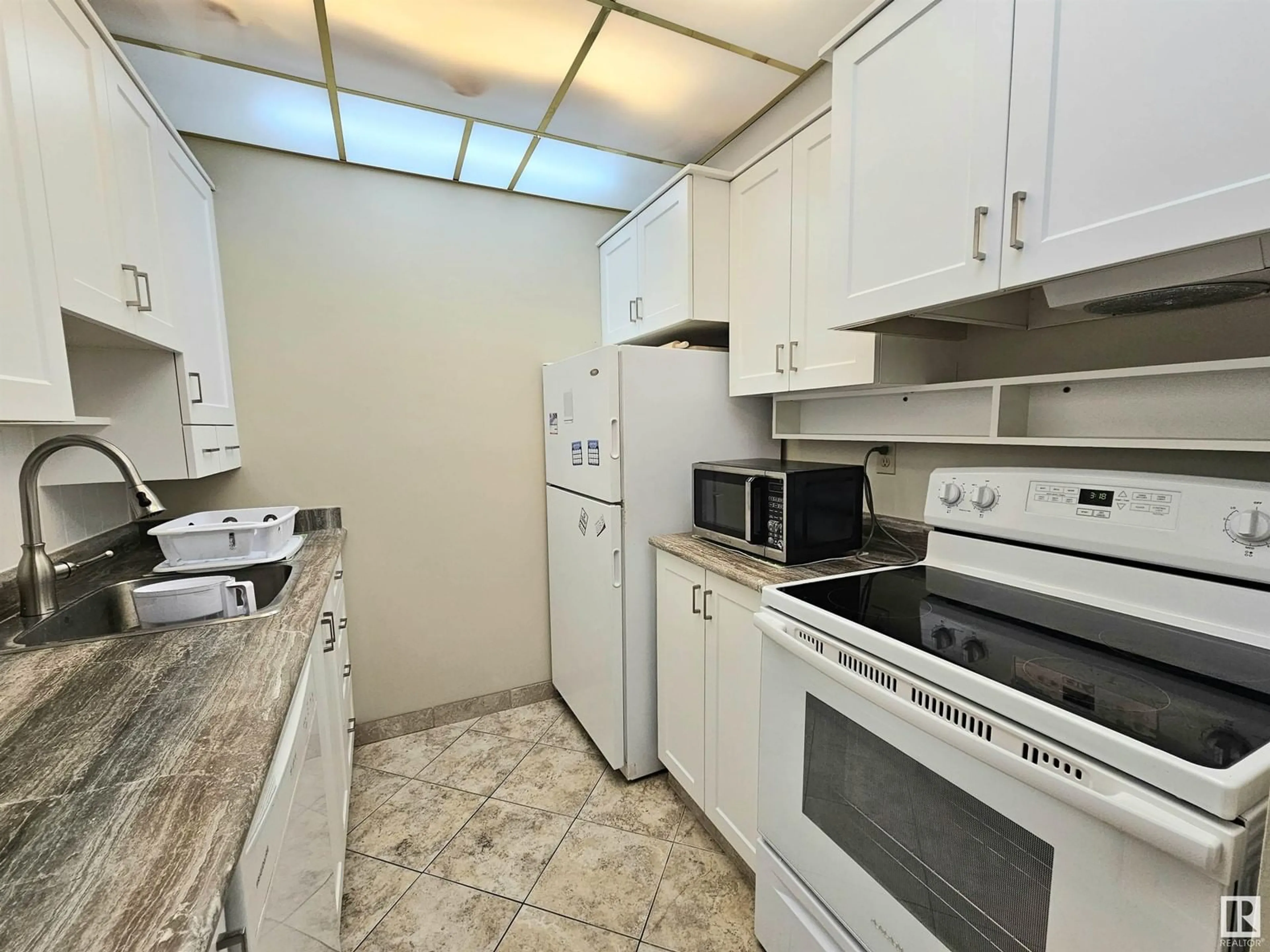 Standard kitchen, unknown for 905 - 10045 117 ST, Edmonton Alberta T5K1W8