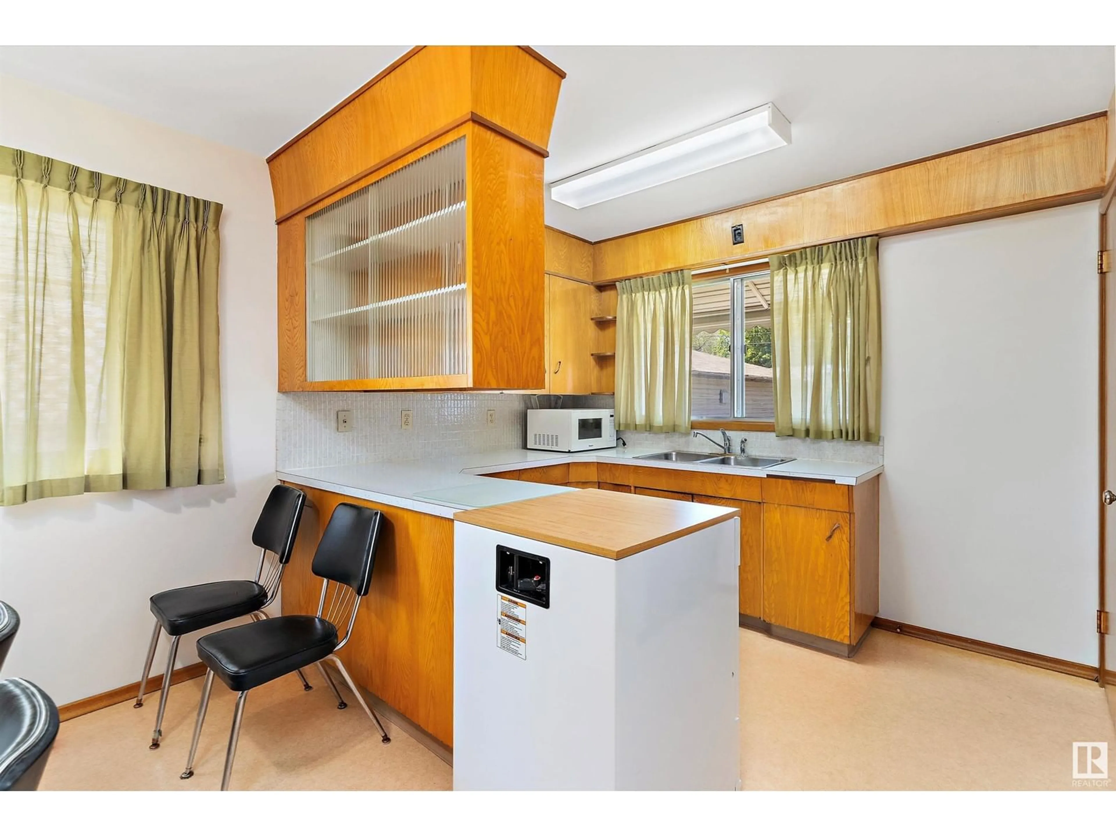 Standard kitchen, unknown for 8404 71 ST, Edmonton Alberta T6B1X4