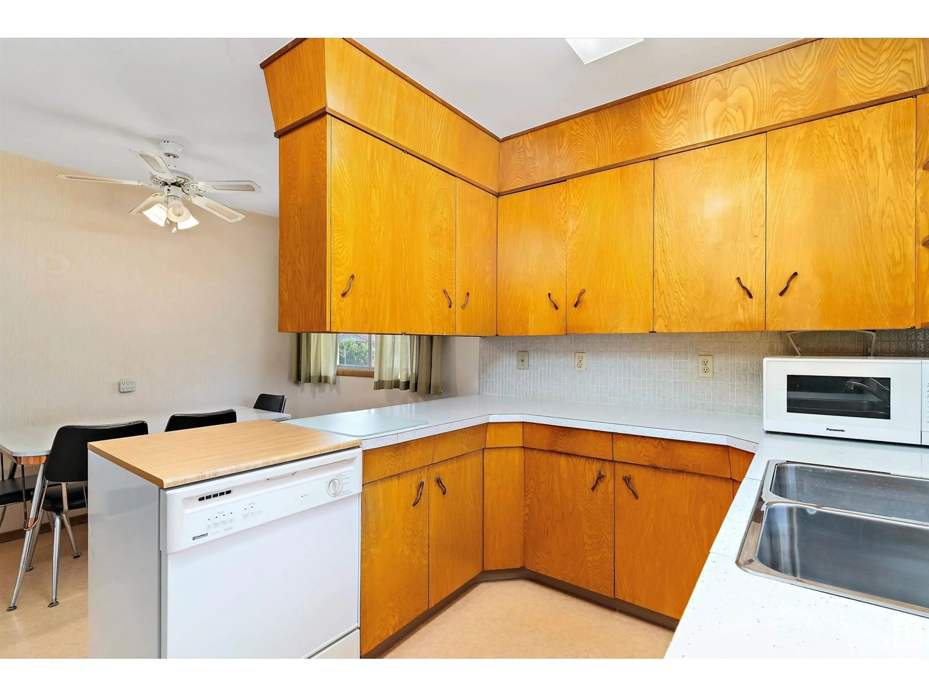 Standard kitchen, unknown for 8404 71 ST, Edmonton Alberta T6B1X4