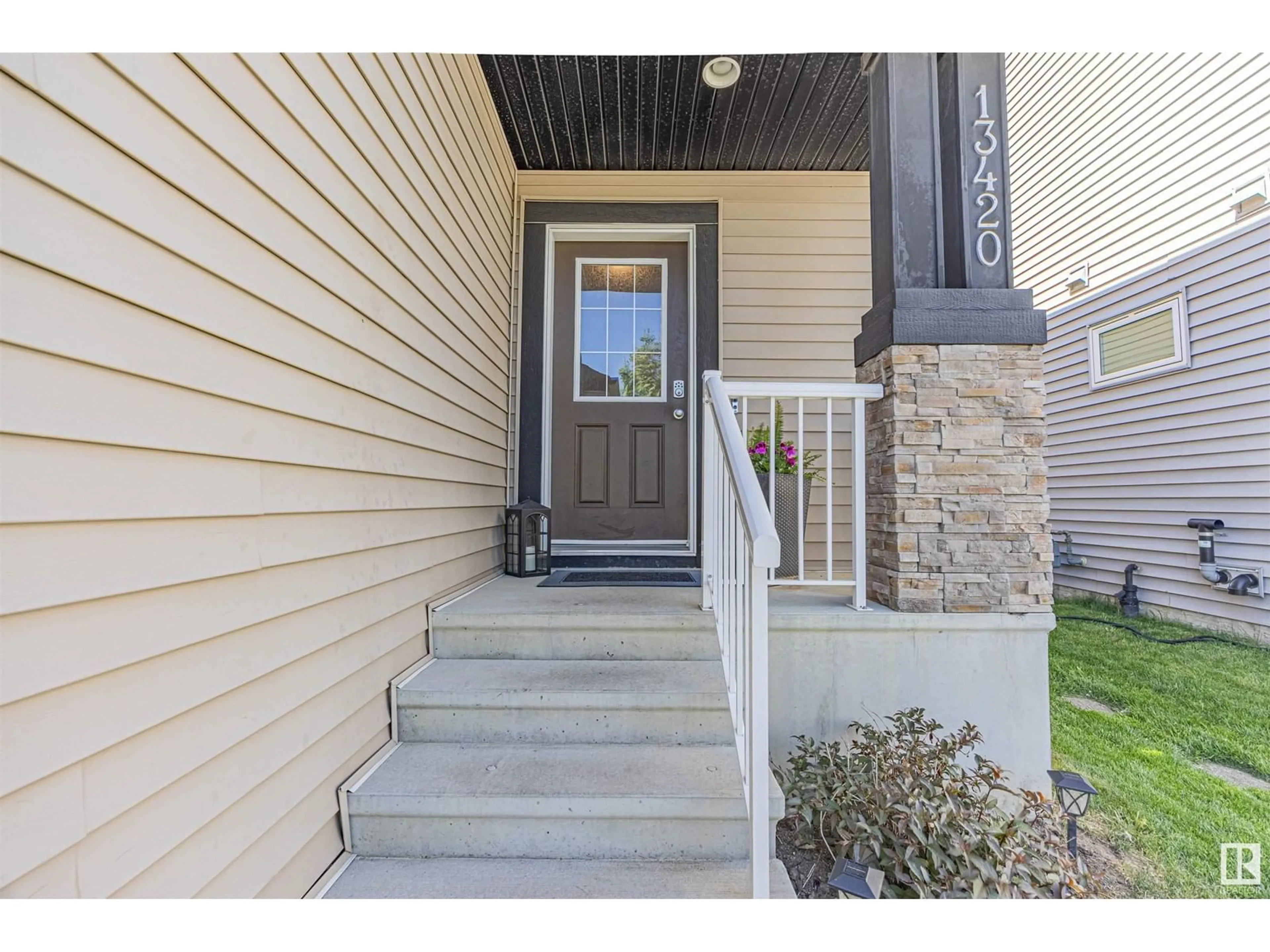 Indoor entryway for 13420 166 AV, Edmonton Alberta T6V0G6