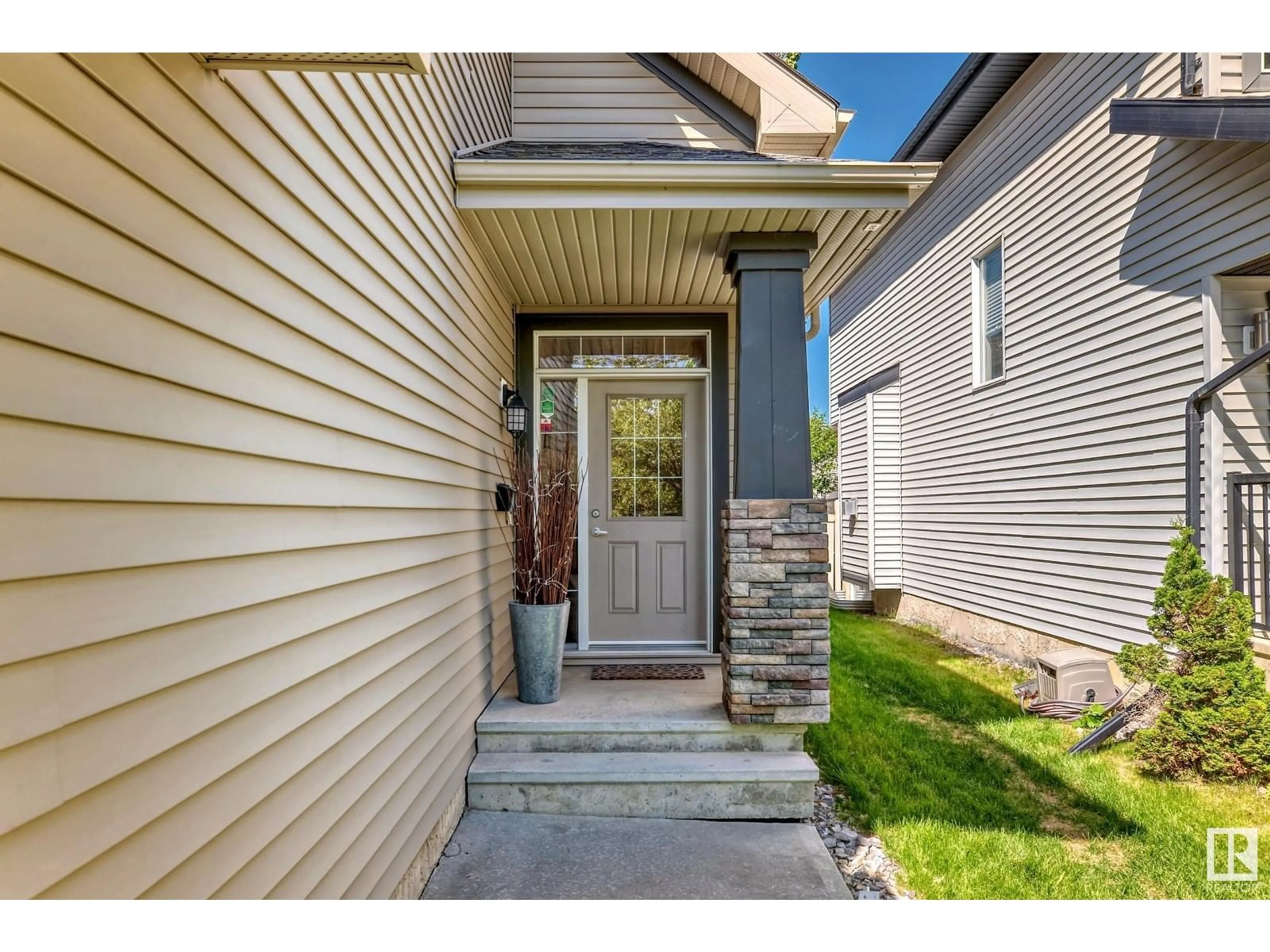Indoor entryway for NW - 951 CHAHLEY CR, Edmonton Alberta T6M0C8