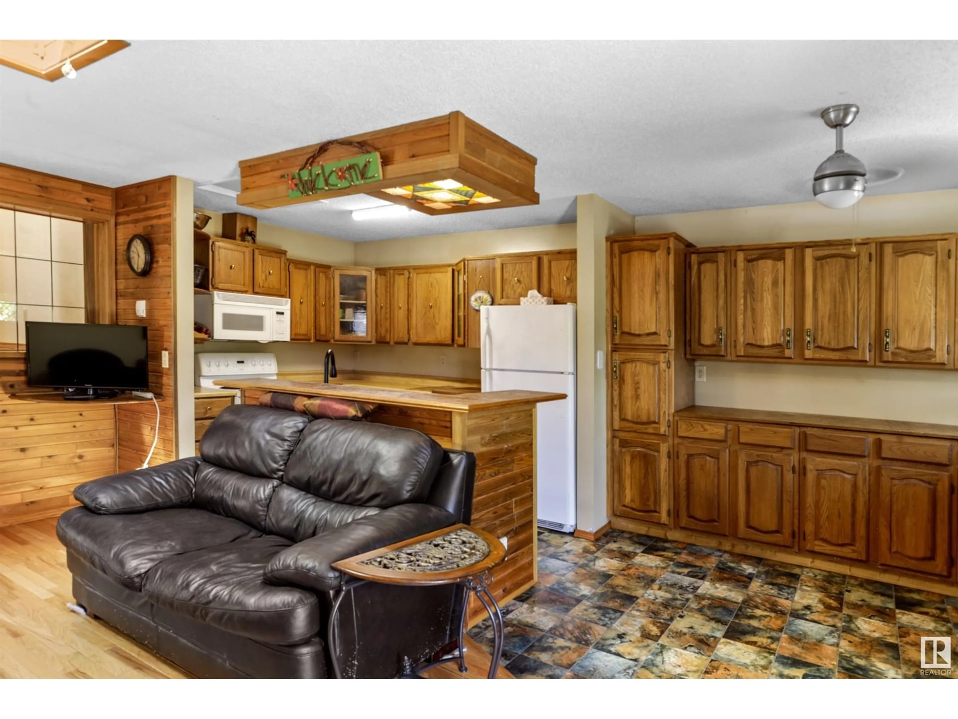 Open concept kitchen, unknown for 52 CHUNGO DR, Devon Alberta T9G1M7