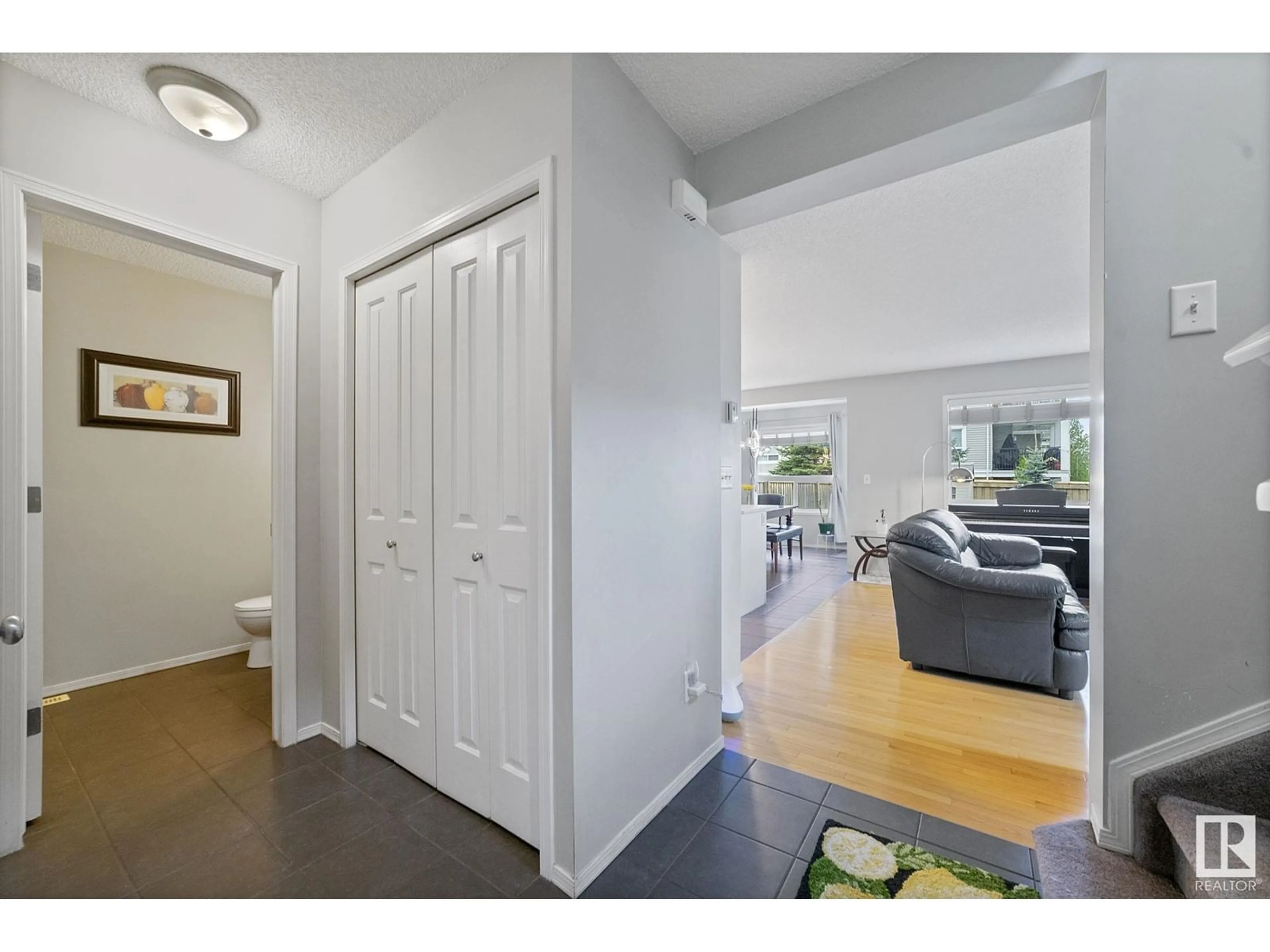 Indoor entryway for 9147 SCOTT CR, Edmonton Alberta T6R0E5