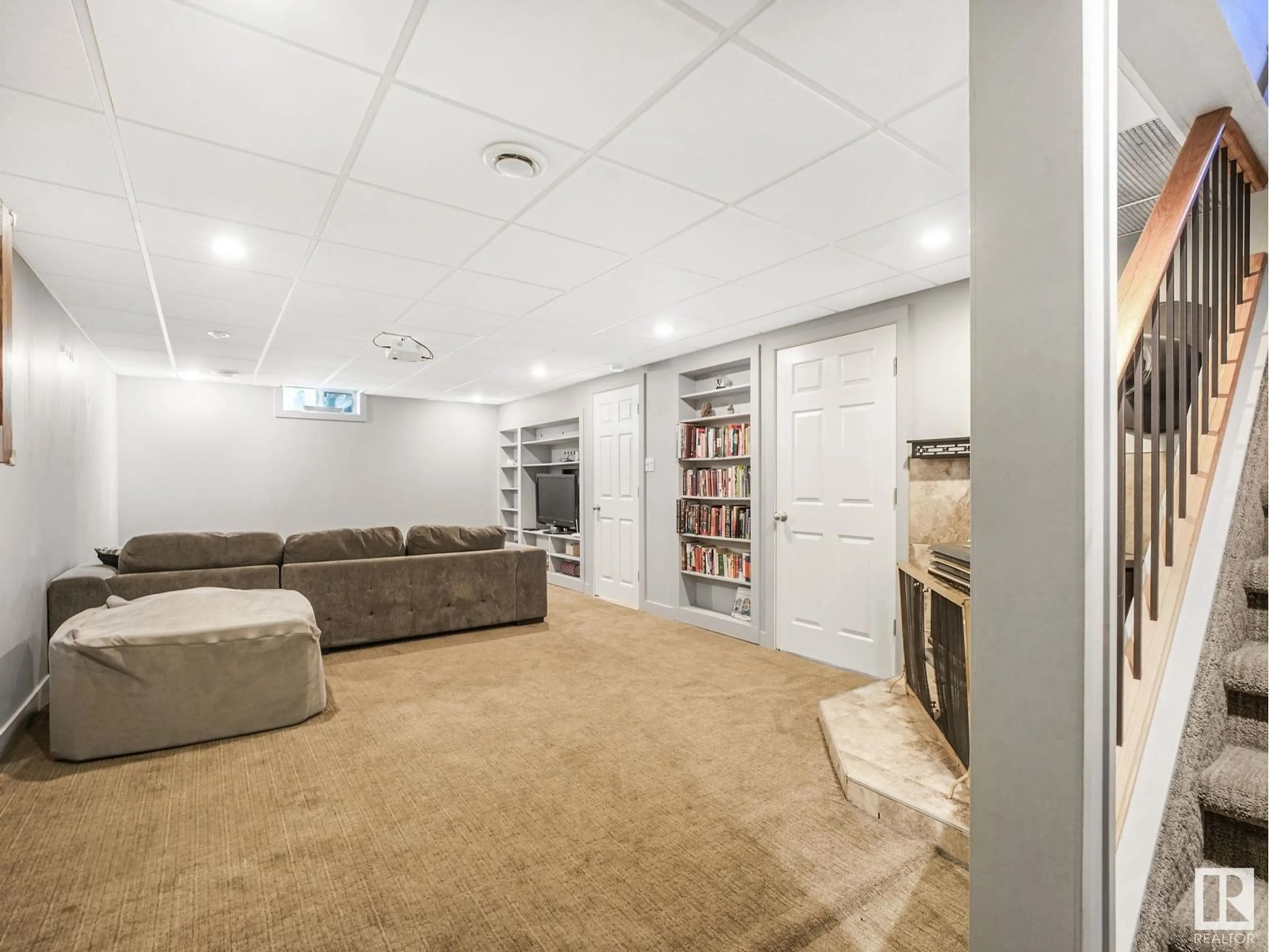 A pic of a room for 16804 93A AV, Edmonton Alberta T5R5K3
