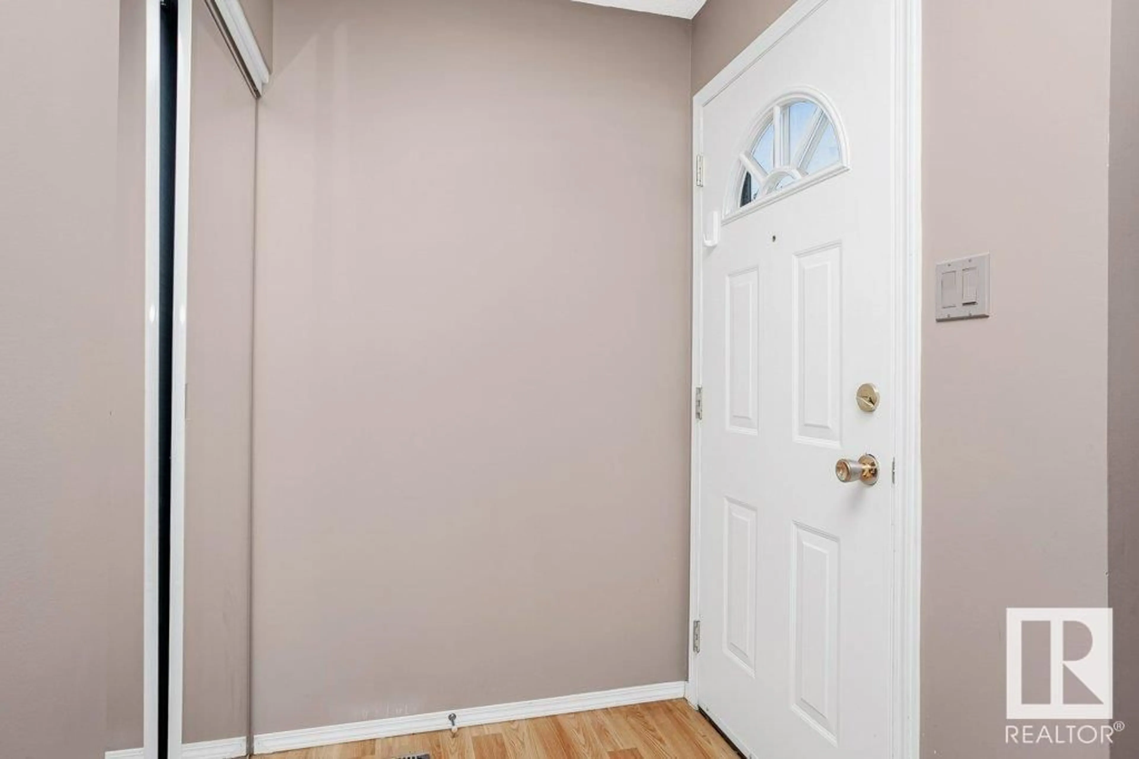 Indoor entryway for 6119 38 AV, Edmonton Alberta T6L3Z5