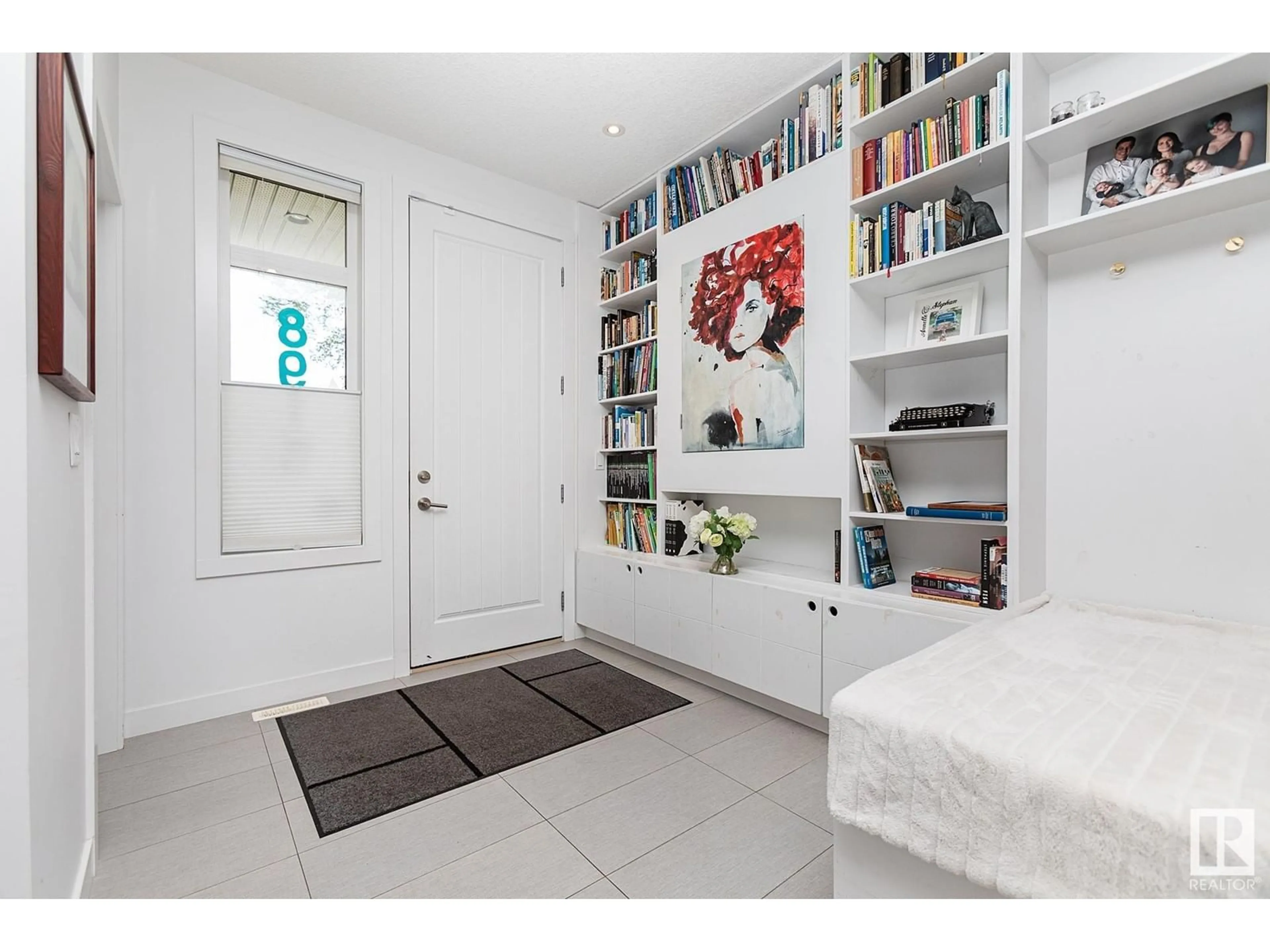 Indoor entryway for 8915 80 AV, Edmonton Alberta T6C0T6