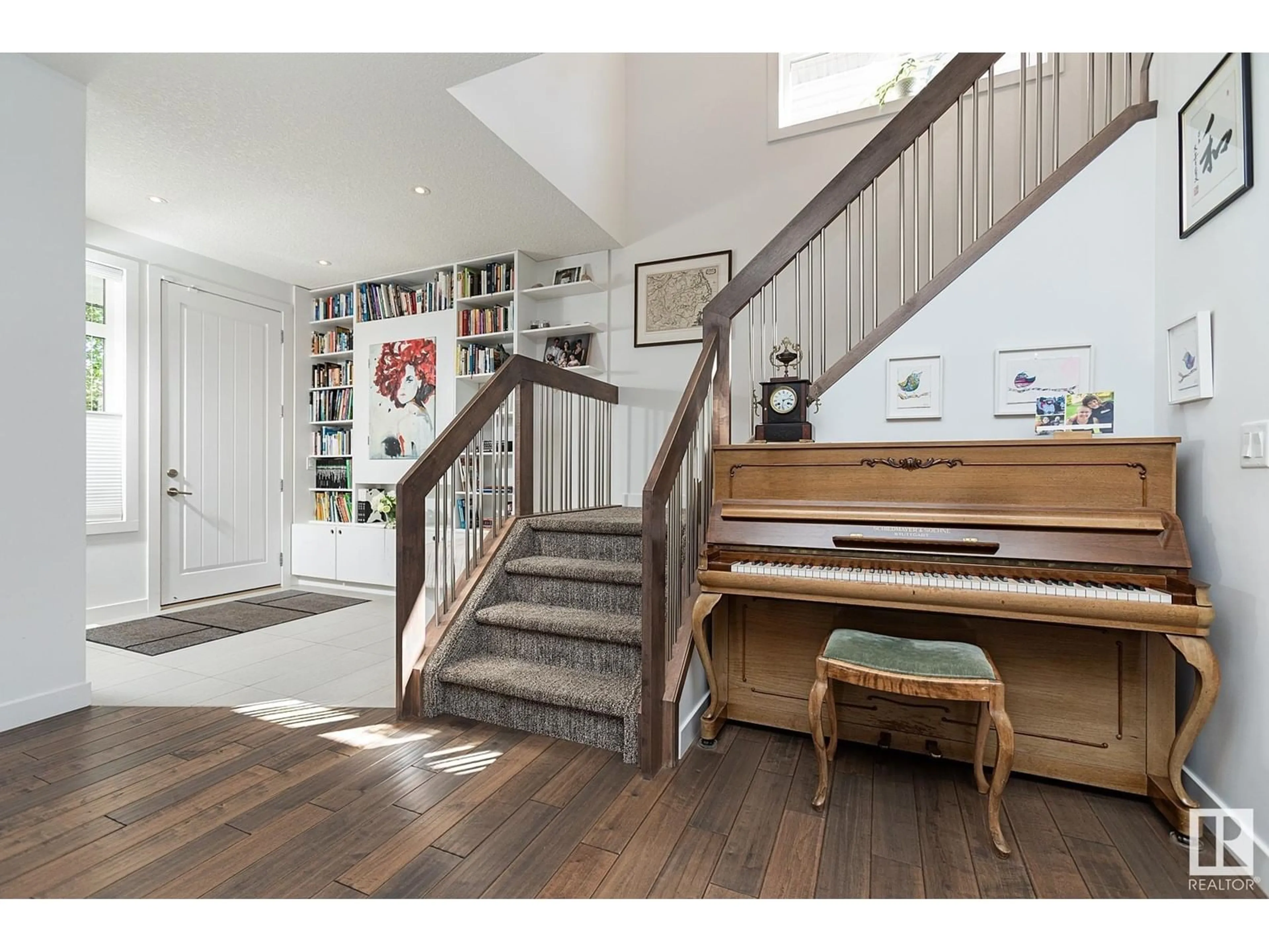 Indoor entryway for 8915 80 AV, Edmonton Alberta T6C0T6
