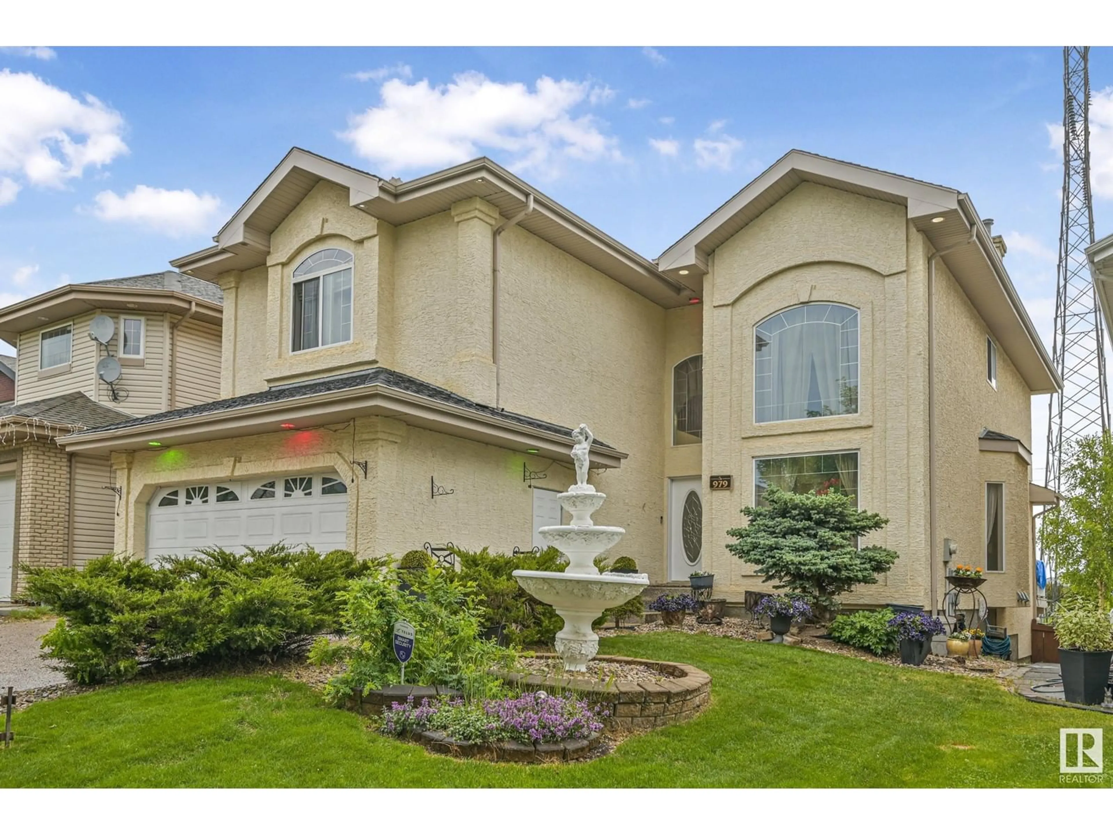 Home with vinyl exterior material, street for NW NW - 979 HOLLINGSWORTH BN, Edmonton Alberta T6R3G7