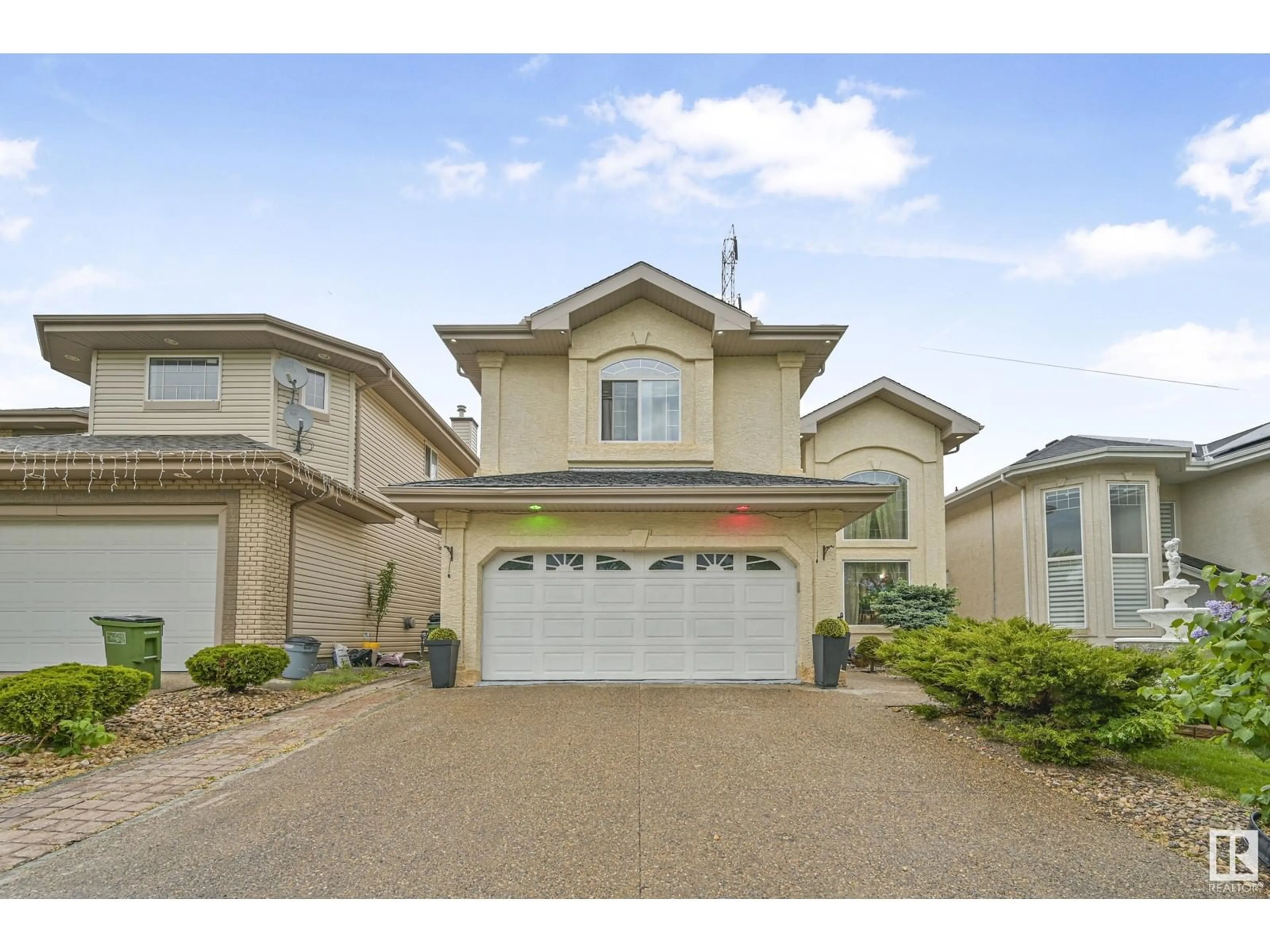 Home with vinyl exterior material, street for NW NW - 979 HOLLINGSWORTH BN, Edmonton Alberta T6R3G7