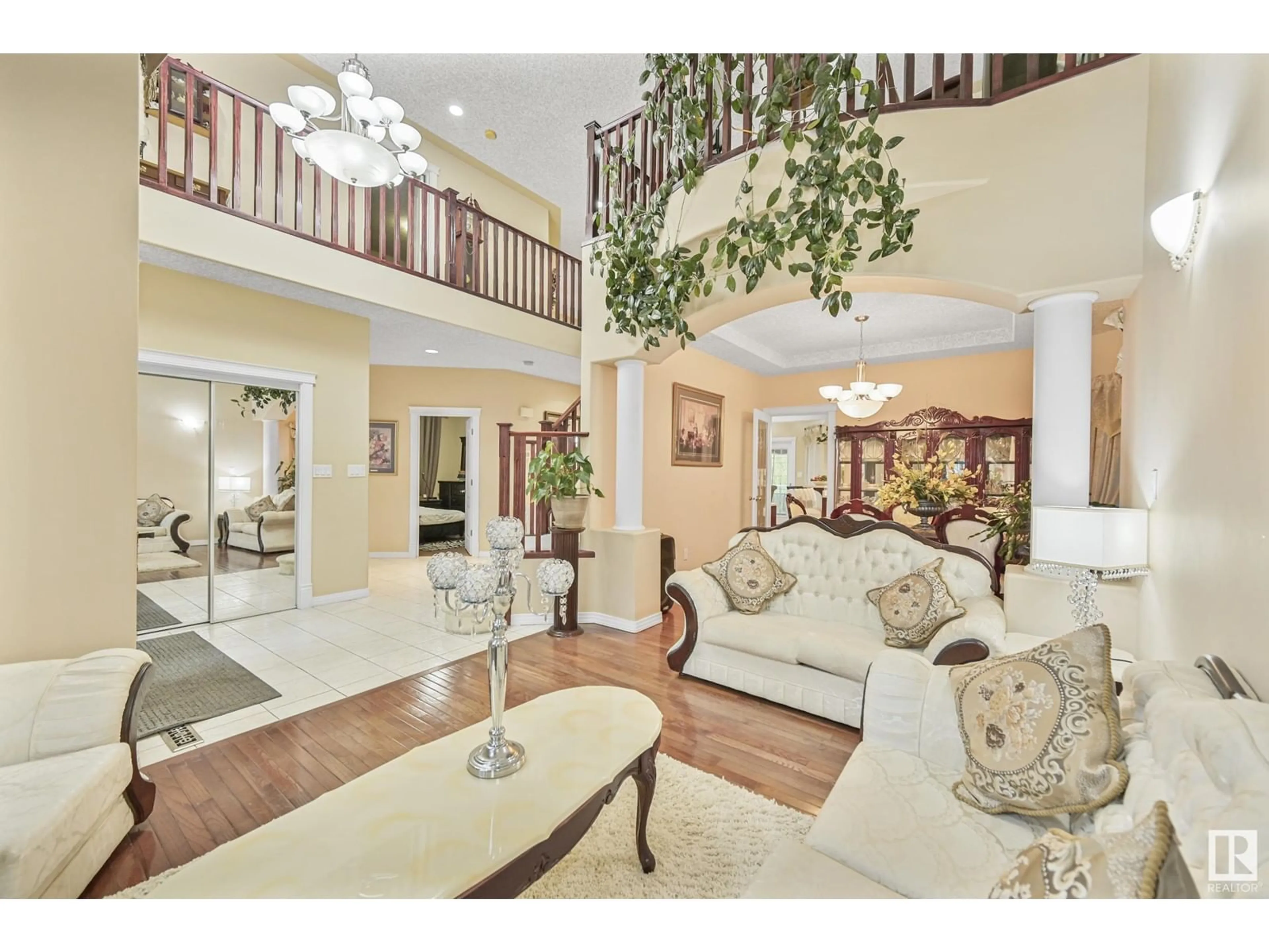Indoor foyer for NW NW - 979 HOLLINGSWORTH BN, Edmonton Alberta T6R3G7