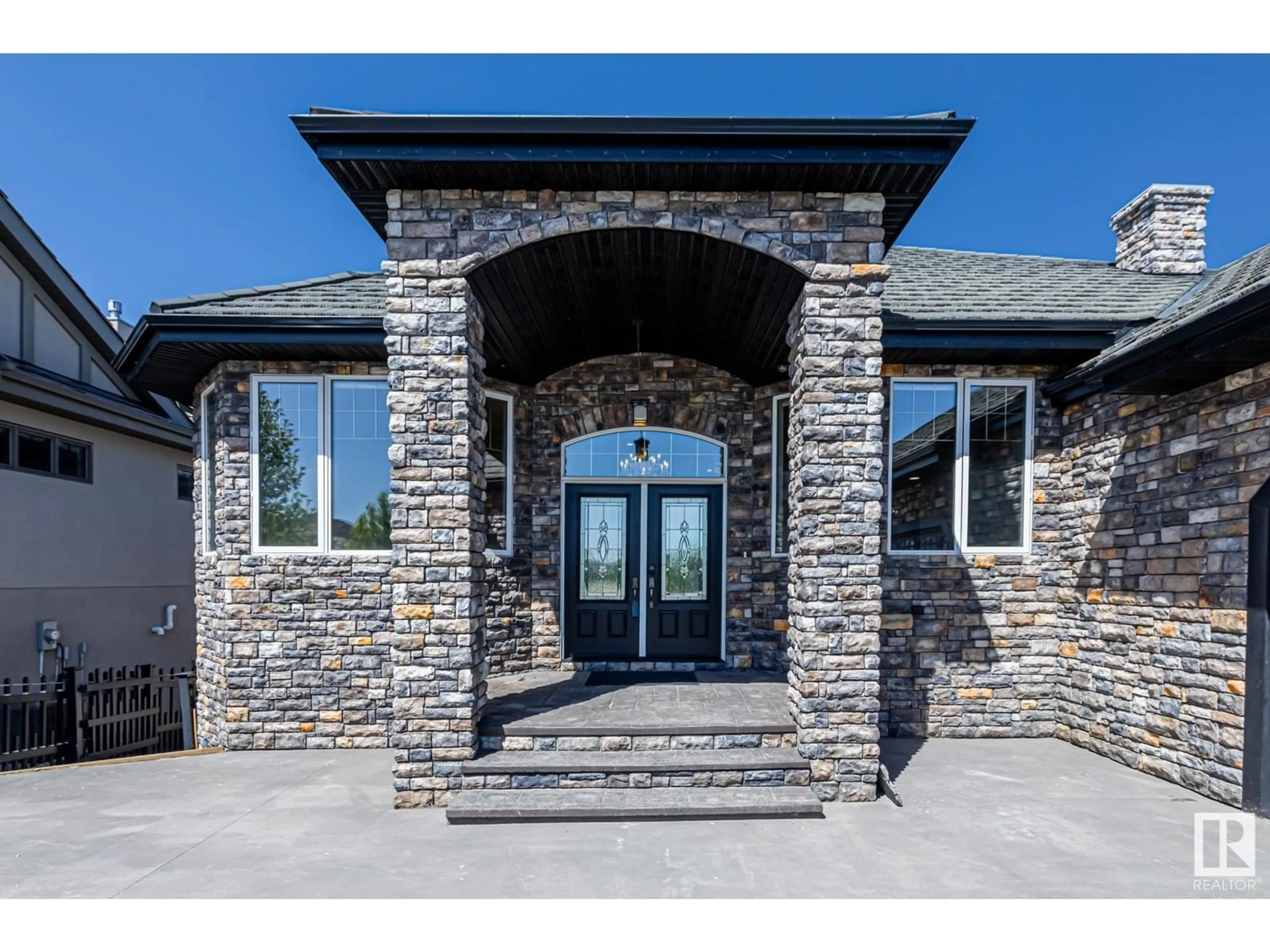 Indoor entryway for 264 KINGSWOOD BV, St. Albert Alberta T8N1B9