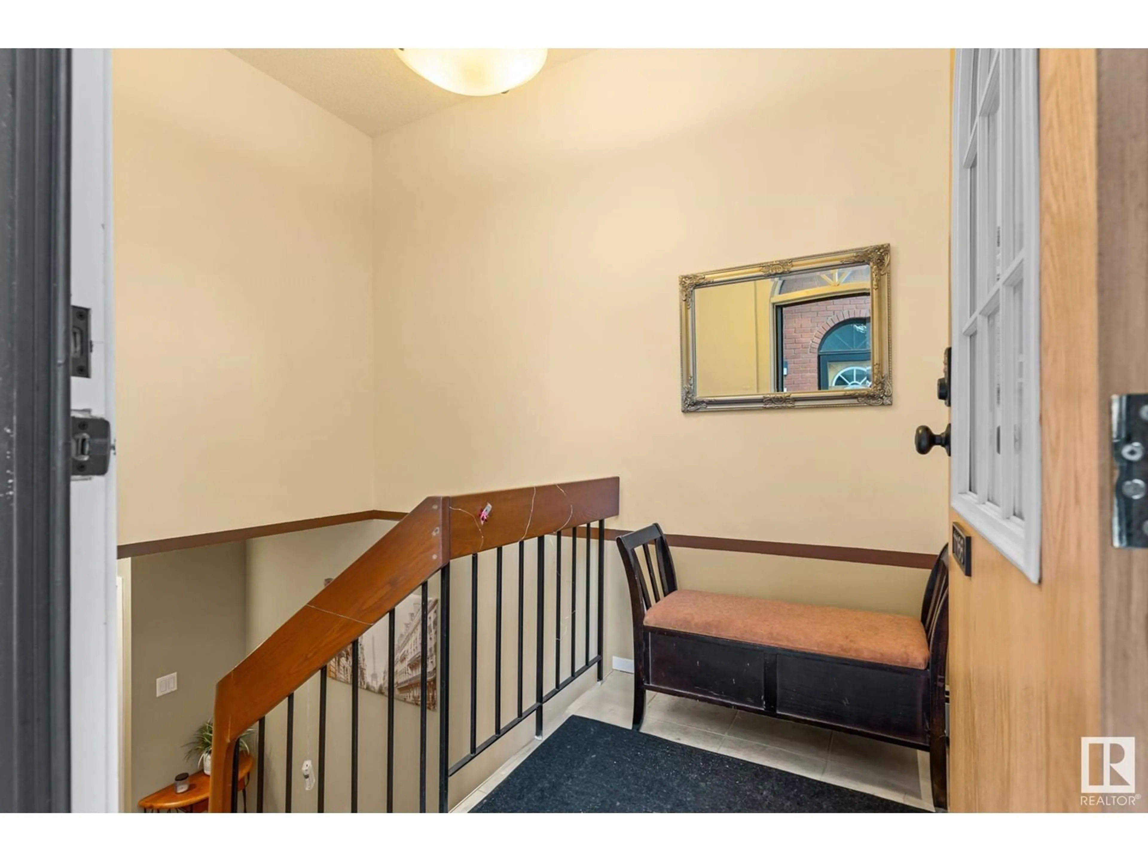 Indoor foyer for 11166 83 AV, Edmonton Alberta T6G0V1