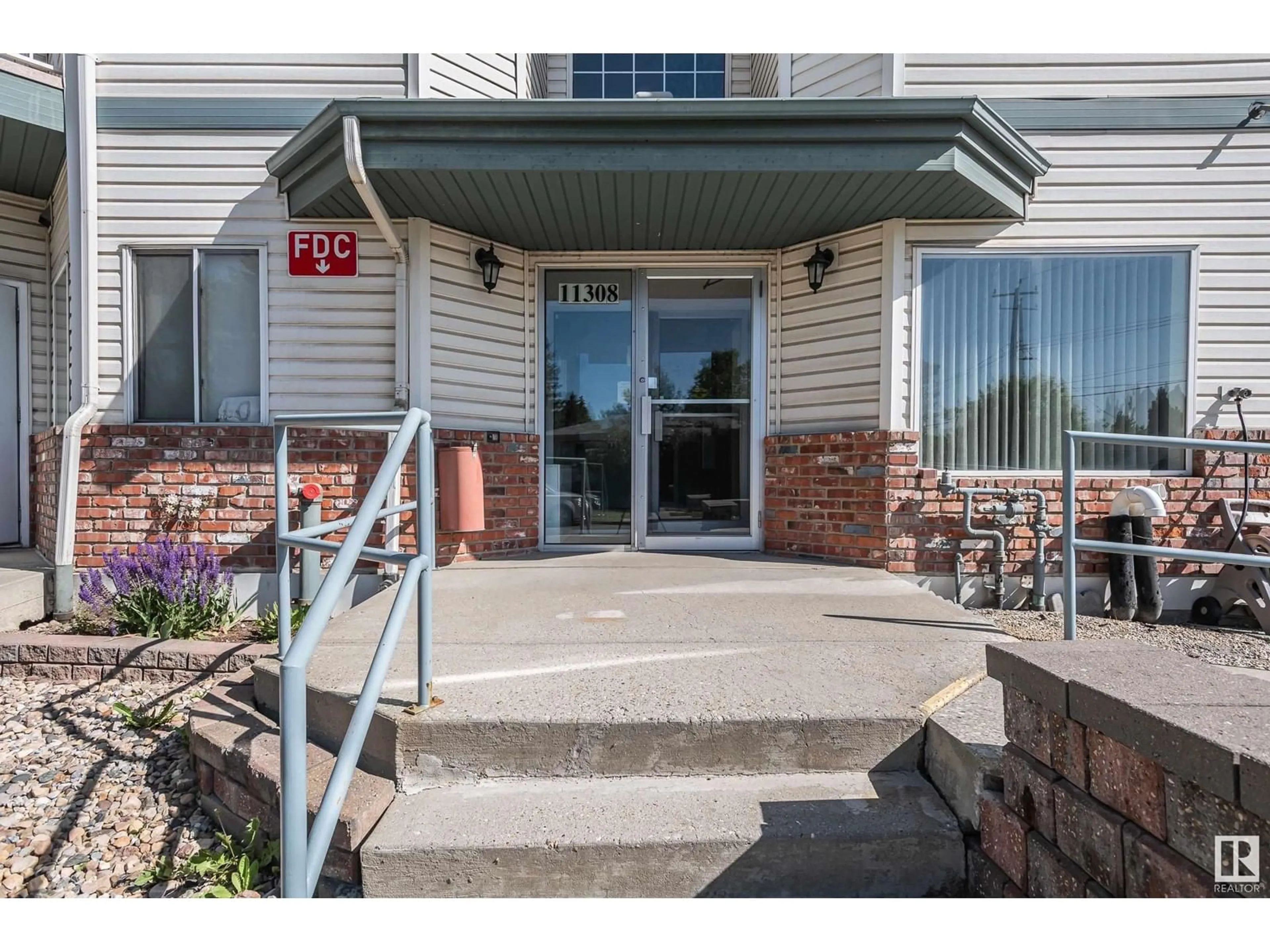 Indoor foyer for #101 - 11308 130 AV, Edmonton Alberta T5E6L2