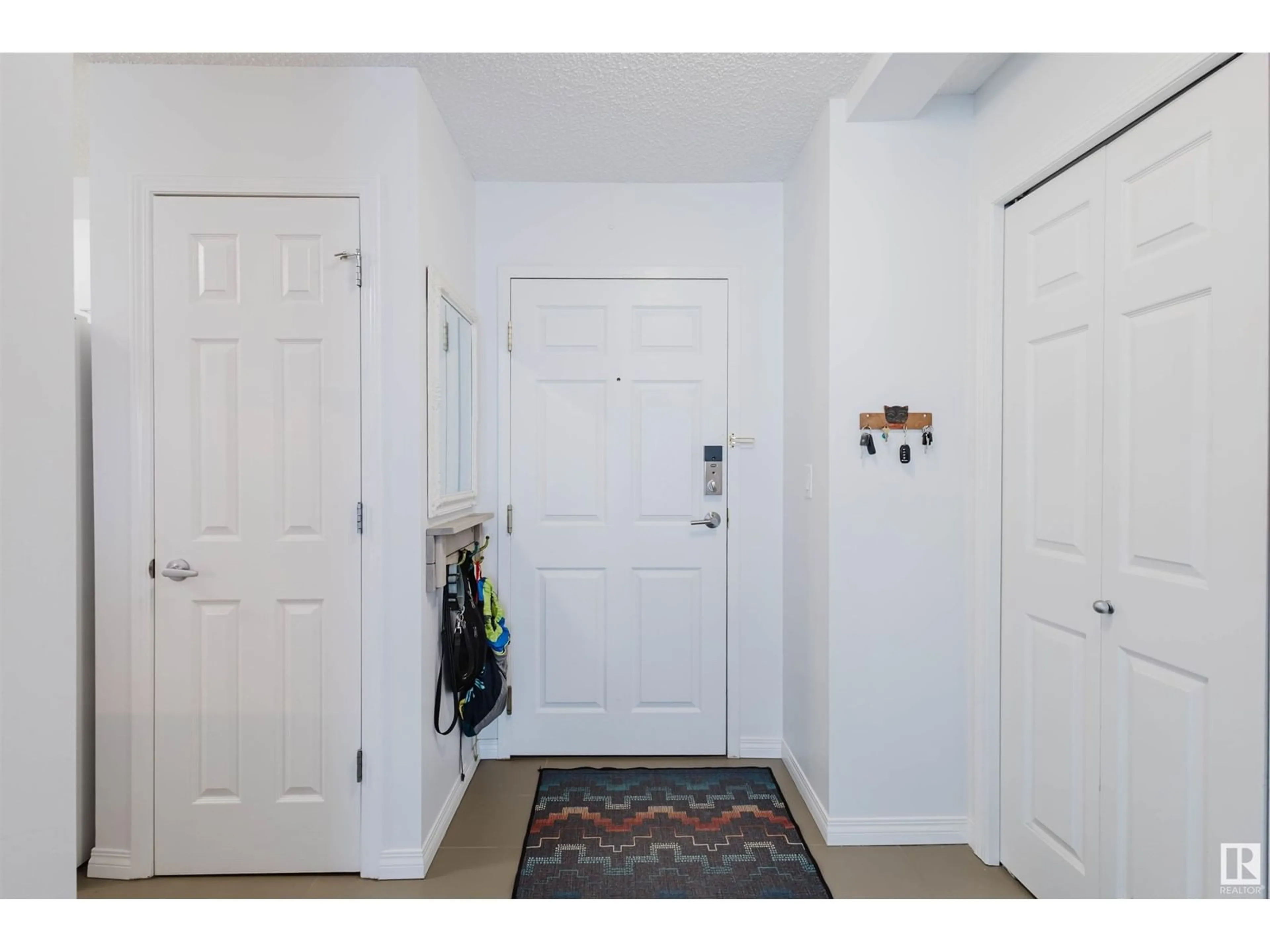 Indoor entryway for #3 - 10403 98 AV, Edmonton Alberta T5K2Y5