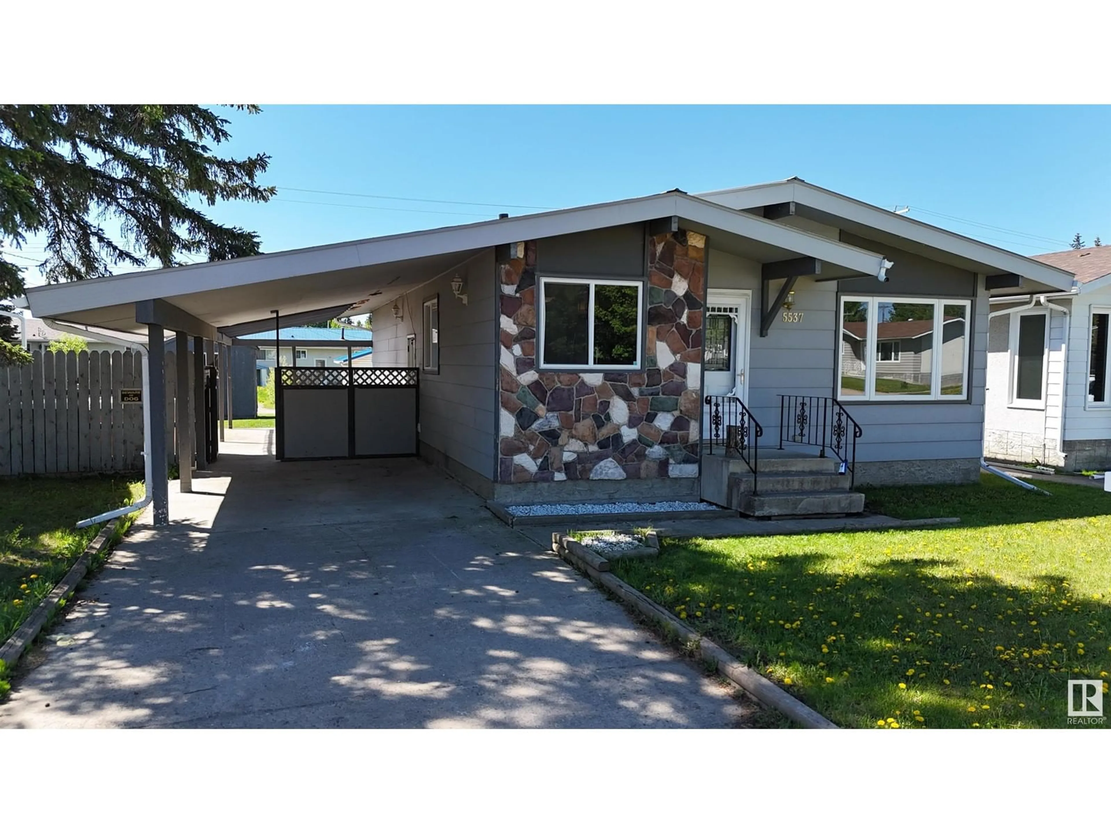 Home with vinyl exterior material, street for 5537 46 AV, Drayton Valley Alberta T7A1K1