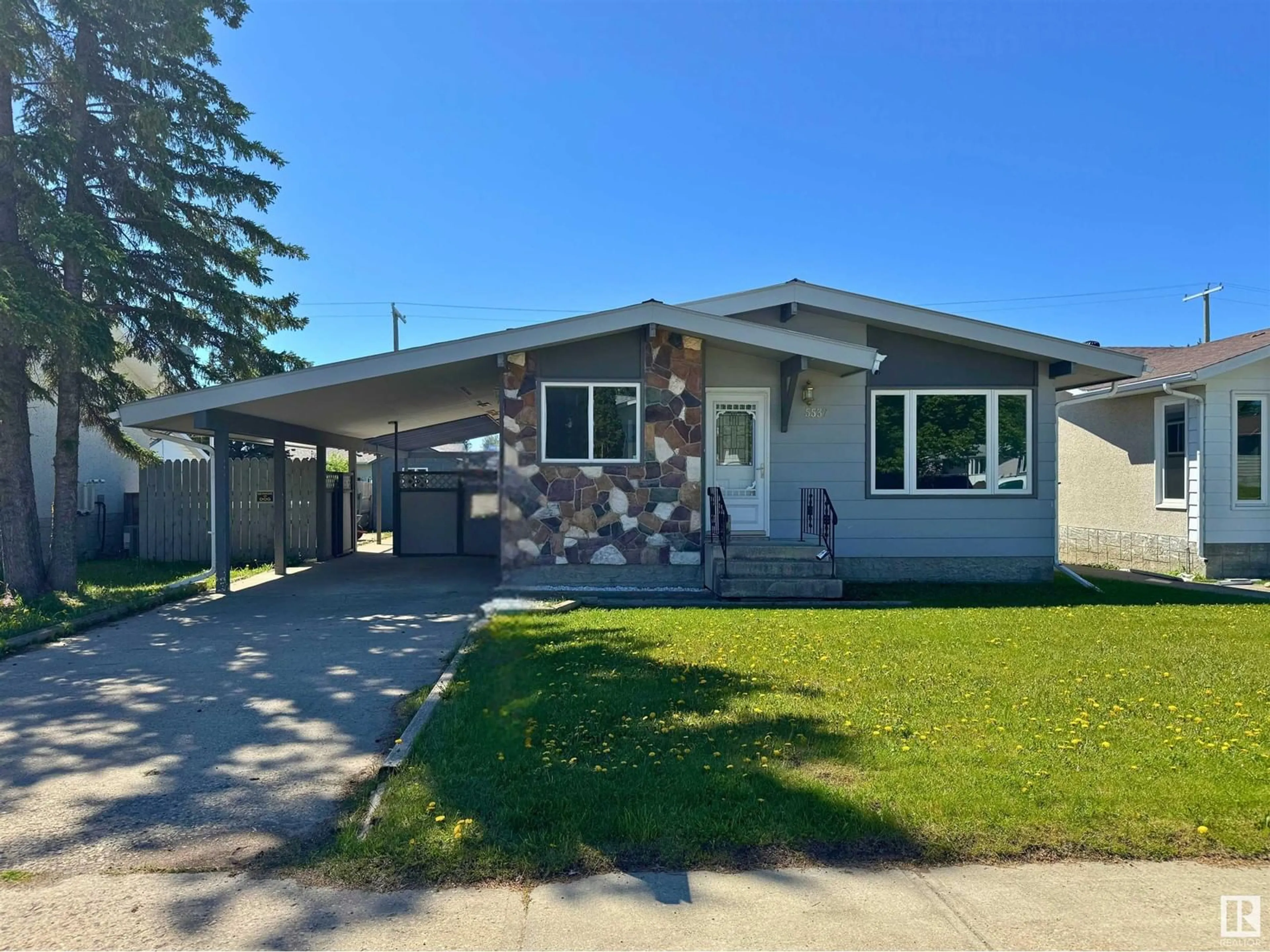 Home with vinyl exterior material, street for 5537 46 AV, Drayton Valley Alberta T7A1K1
