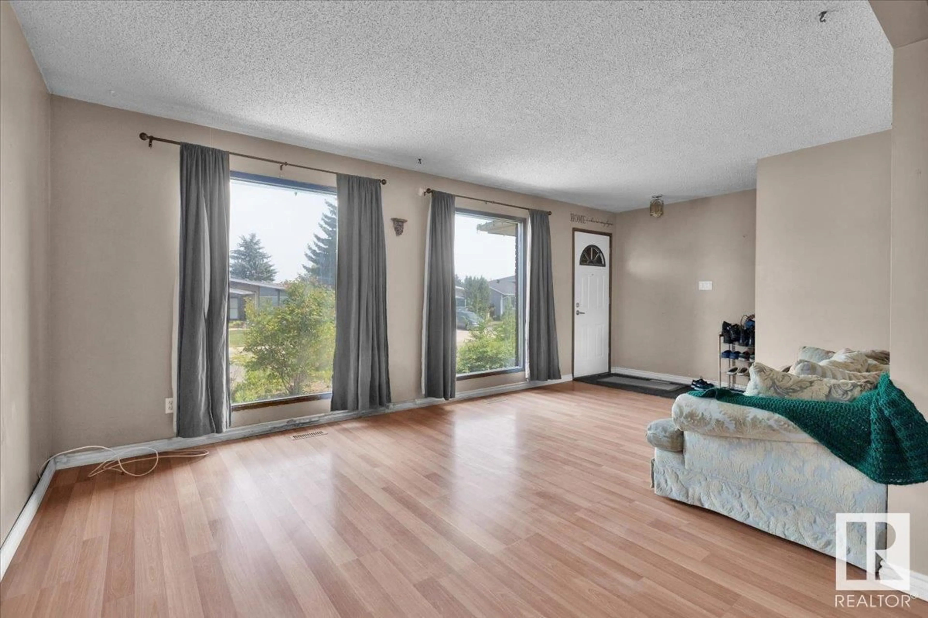A pic of a room for 4320 74 ST, Edmonton Alberta T6K0W2