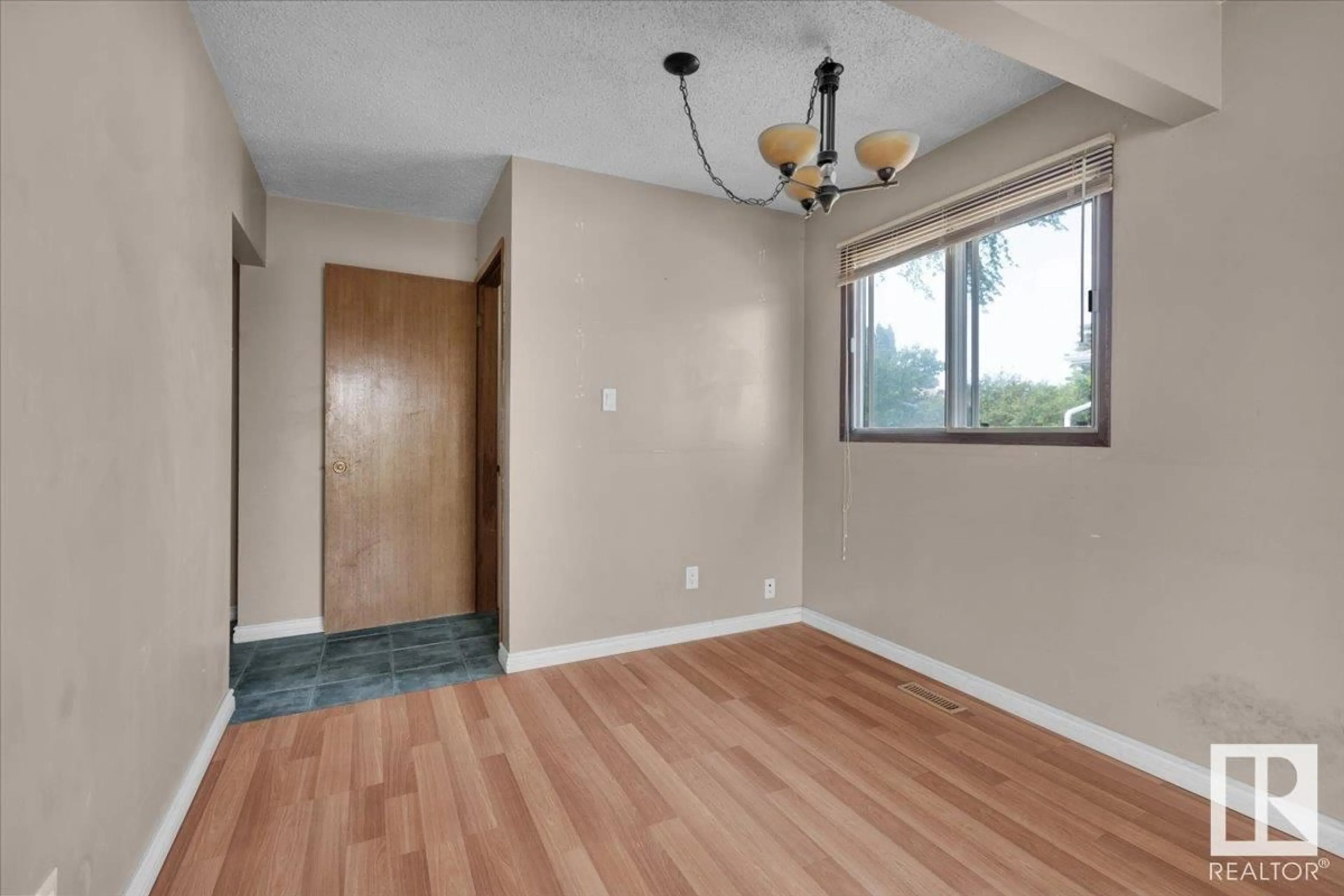 A pic of a room for 4320 74 ST, Edmonton Alberta T6K0W2
