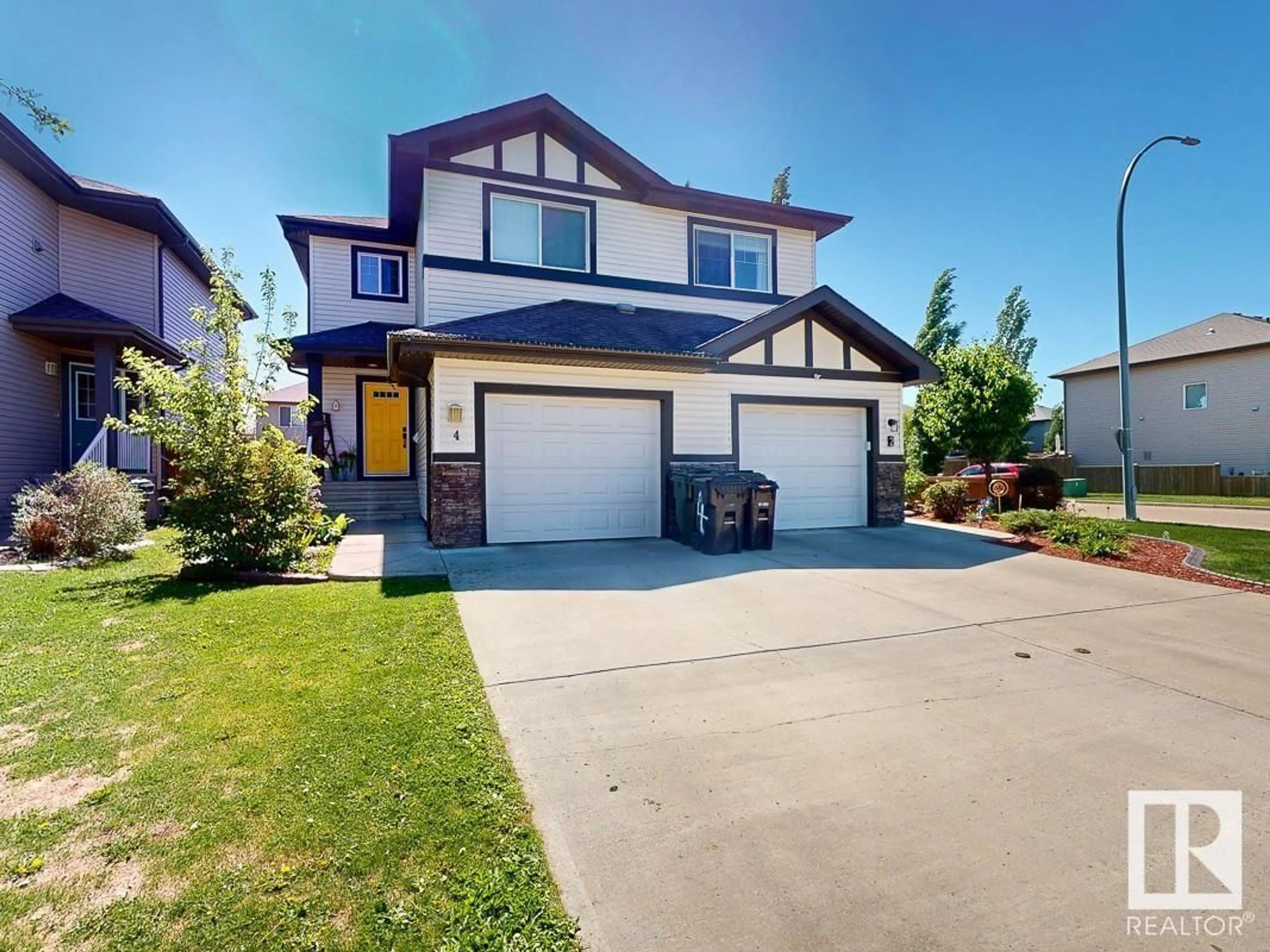 Home with vinyl exterior material, street for 4 HAMILTON CT, Spruce Grove Alberta T7X0K4
