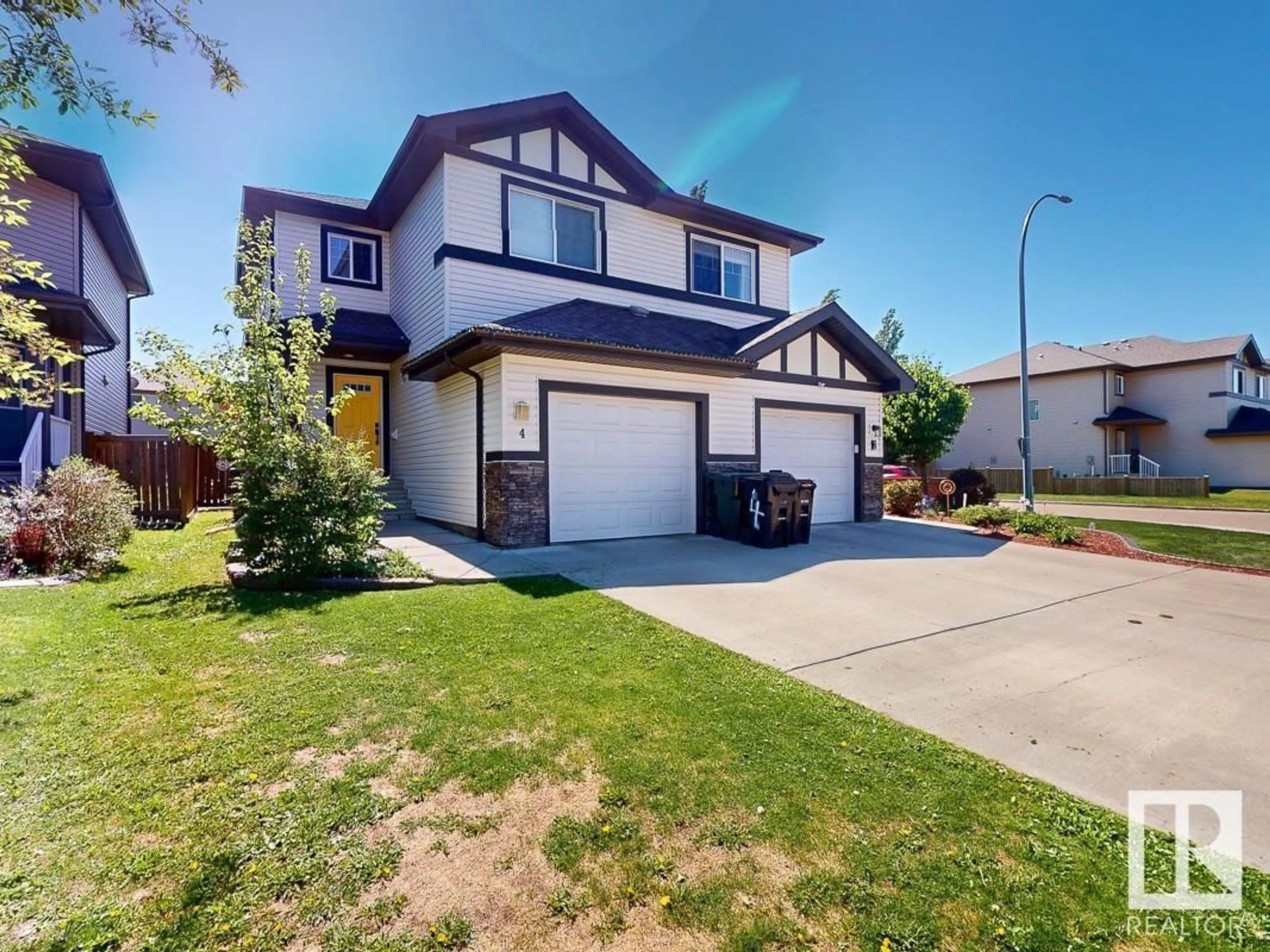 Home with vinyl exterior material, street for 4 HAMILTON CT, Spruce Grove Alberta T7X0K4